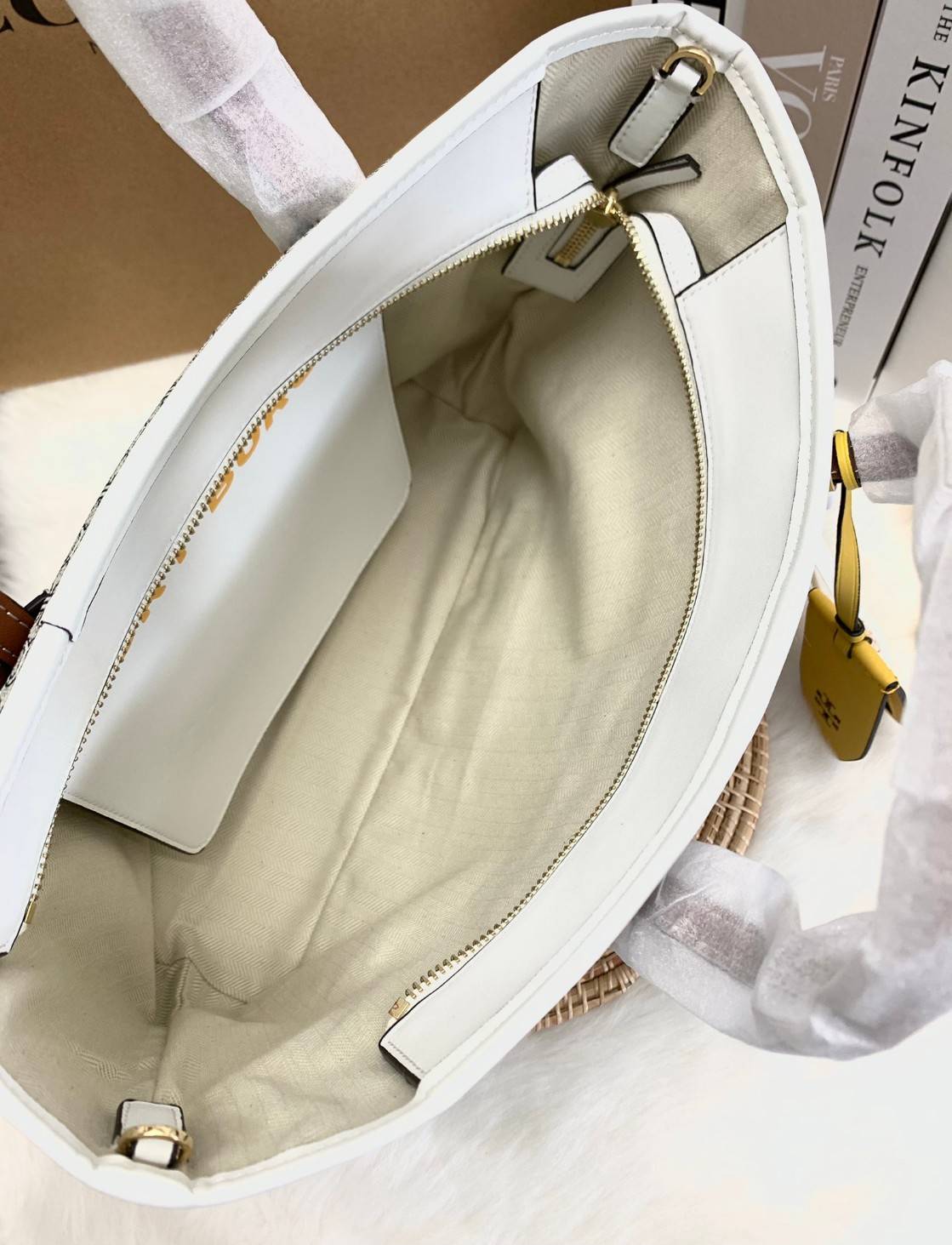 TORY BURCH GEMINI CANVAS SMALL PATCHES TOTE 🔺จุดเด่นของหนังคุณภาพต้องนิ่มสัมผัสได้ ไม่แข็งทื่อๆนะคะ! พร้อมส่งที่ไทย ใช้วันไหนๆก็สวยสุดๆไปเลยค่าา! กระเป๋าทรงTote ไม่เล็กอย่างที่คิดนะคะ😁 หนังแท้ชั้นดี ลายหนังสวยนิ่มมือดีมากค่ะ ตัวกระเป๋าลายโ