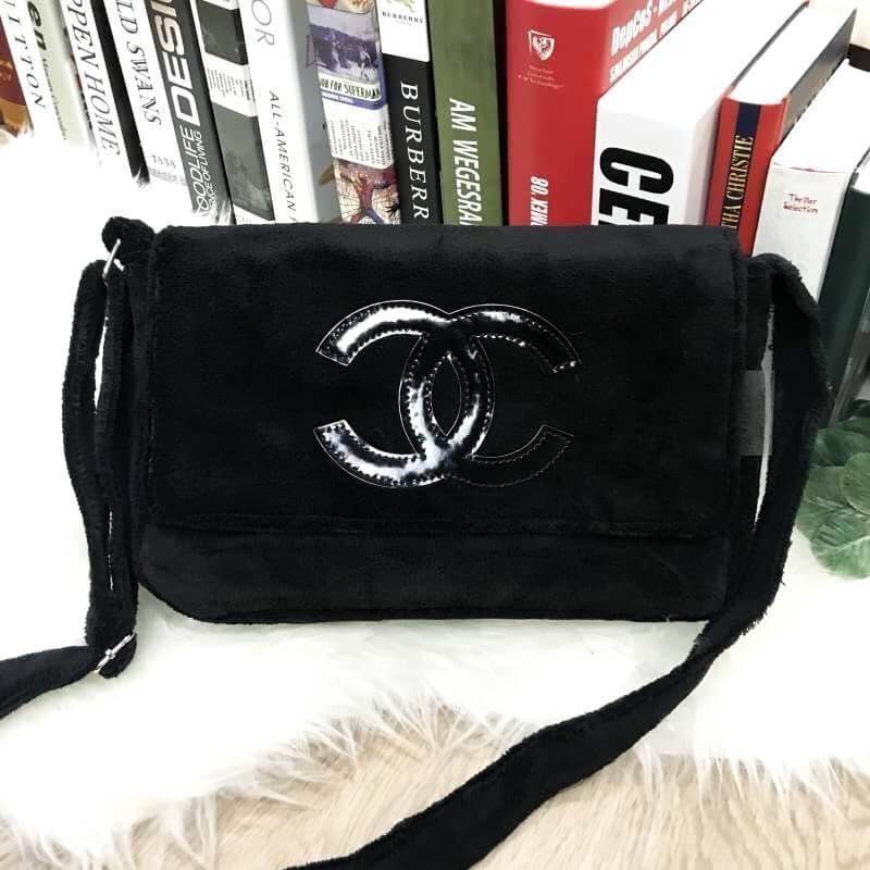 Chanel Beaute Crossbody Bag กระเป๋าสะพาย VIP. GIFT ของแท้ จาก Chanel Cosmetic วัสดุขนวูฟสีดำหนานุ่ม ตัดโลโก้แบรนด์หนังแก้วอสวยโดดเด่น น้ำหนักเบา เปิดปิดด้วยฝาปิดกระดุมแม่เหล็ก ใบใหญ่กำลังดี ใส่ iPad, กระเป๋าสตางค์ใบยาว, และของจุกจิกได้เยอะ มาพร้อมสายยาวเล