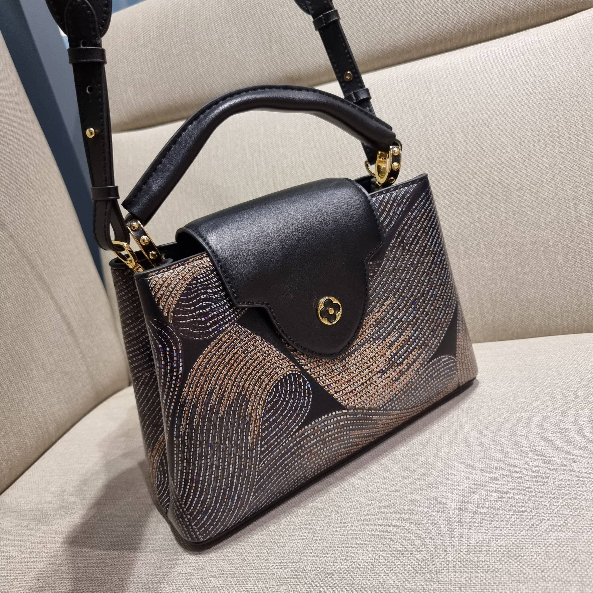 LV capucines top handle วีไอพีพรีเมี่ยมกิ๊ฟจากเคาน์เตอร์ ที่สุดของความสวยในราคาเบาๆ กระเป๋าถือสุดหรู ดีไซน์ทรงคลาสสิค พร้อมลวดลายหรูหรา มาพร้อมหูจับในตัว ด้วยรูปทรงวินเทจและวัสดุหนังแท้ ขับผิว ทำให้ไอเท็มนี้สะกดทุกสายตาจริงๆ และยังมีลูกเล่นที่ฝาปิดกระเป๋า