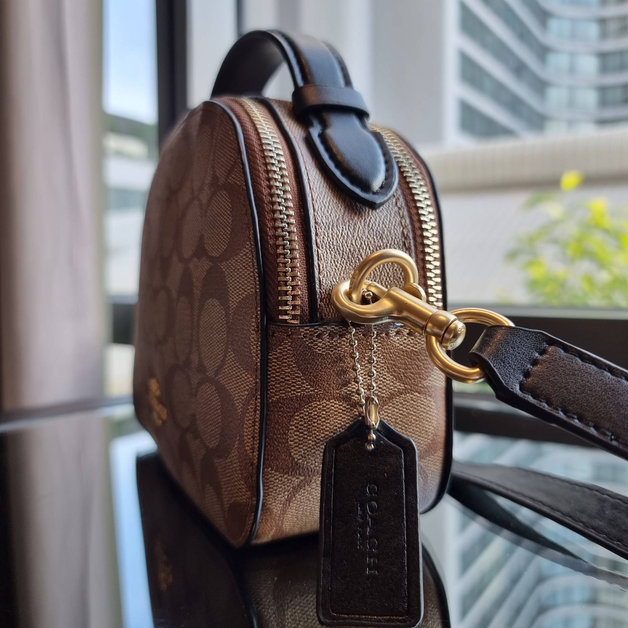 OUTLET 】COACH 1591 SERENA SATCHEL IN SIGNATURE CANVAS กระเป๋าสะพายคอลเลคชั่นยอดฮิต ดีไซน์ลุคผู้ดี ต้องยกให้น้องใบนี้เลย!! จัดสีขายดี สีลุคคุณหนูมาให้ สวยตาแตก!! วัสดุหนังแคนวาส เปิด-ปิดด้วยซิป 2 ช่องหลัก ภายในเป็นช่องโล่ง เก็บของได้แบบสบายๆ ใส่มือถือได้ทุ