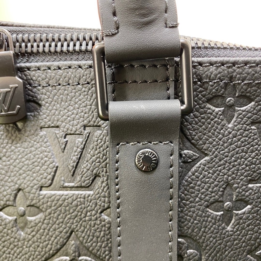 สลับแท้ LV Keepall Bandoulière 50 Bag กระเป๋าเดินทางหนังแท้ Monogram Shadow ปั้มลายนูน หรูหราและเทห์อย่างลงตัว เป็นรุ่นที่ขายดีตลอดกาล