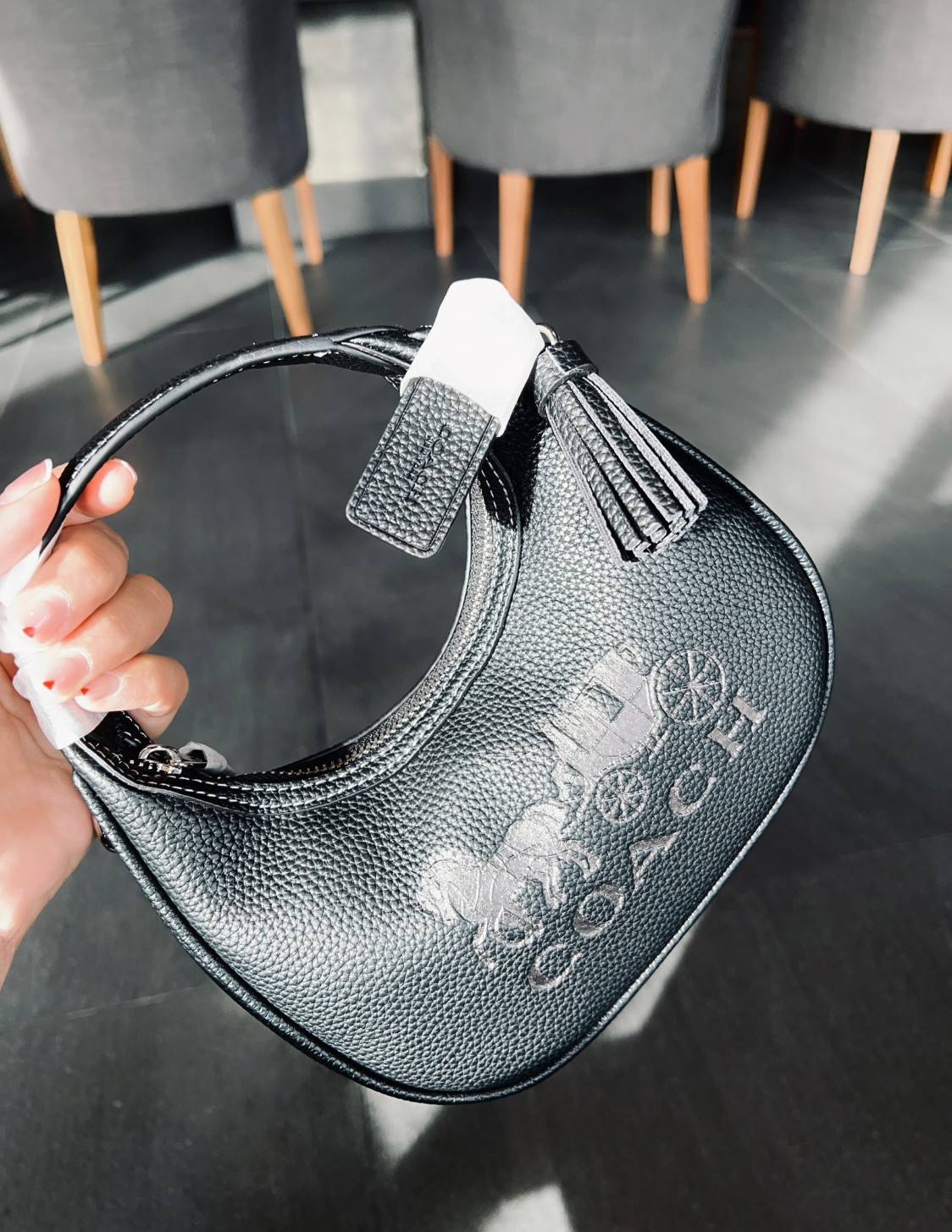 COACH CARMEN MINI CROSSBODY BAG กระเป๋ารูปทรงพระจันทร์โค้งมน น่ารักน่าใช้มากๆ!! เกรดท็อปออริ เกรดดีสุด สลับแท้ 1:1 ใช้ต่างประเทศได้