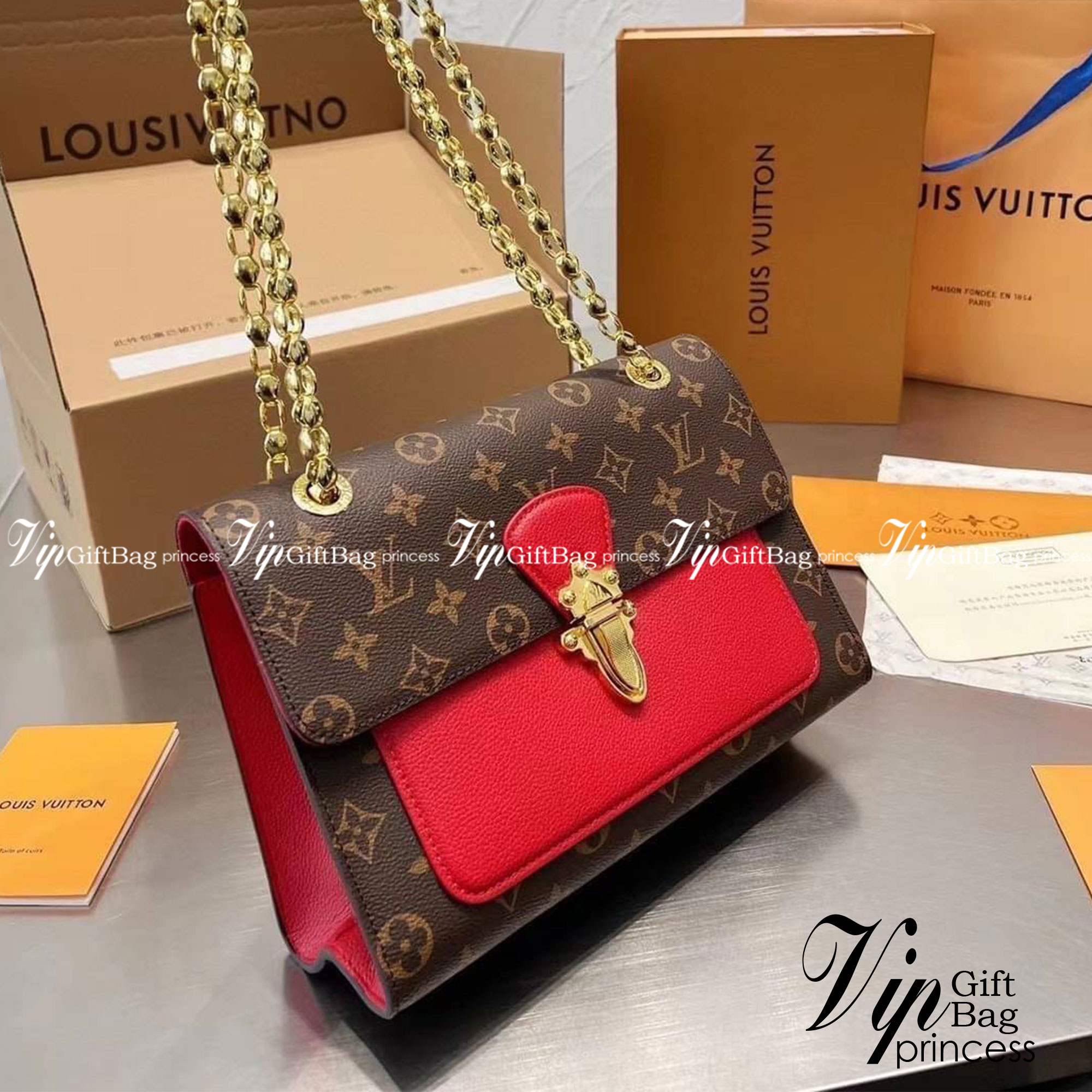 LV VICTOIRE Monogram กระเป๋าสะพายไอเท็มนำแฟชั่นที่น่าดึงดูดใจ ทรงกะทัดรัดและใช้งานได้สะดวก หนังแคนวาสอย่างดี ลาย Monogram เปิด-ปิดแบบกดล็อคอะไหล่สีทองสวยงาม ภายในมี3ช่องกว้างสามารถใช้งานได้หลากหลายและจุของได้มากมายเกินคาดนะคะ
