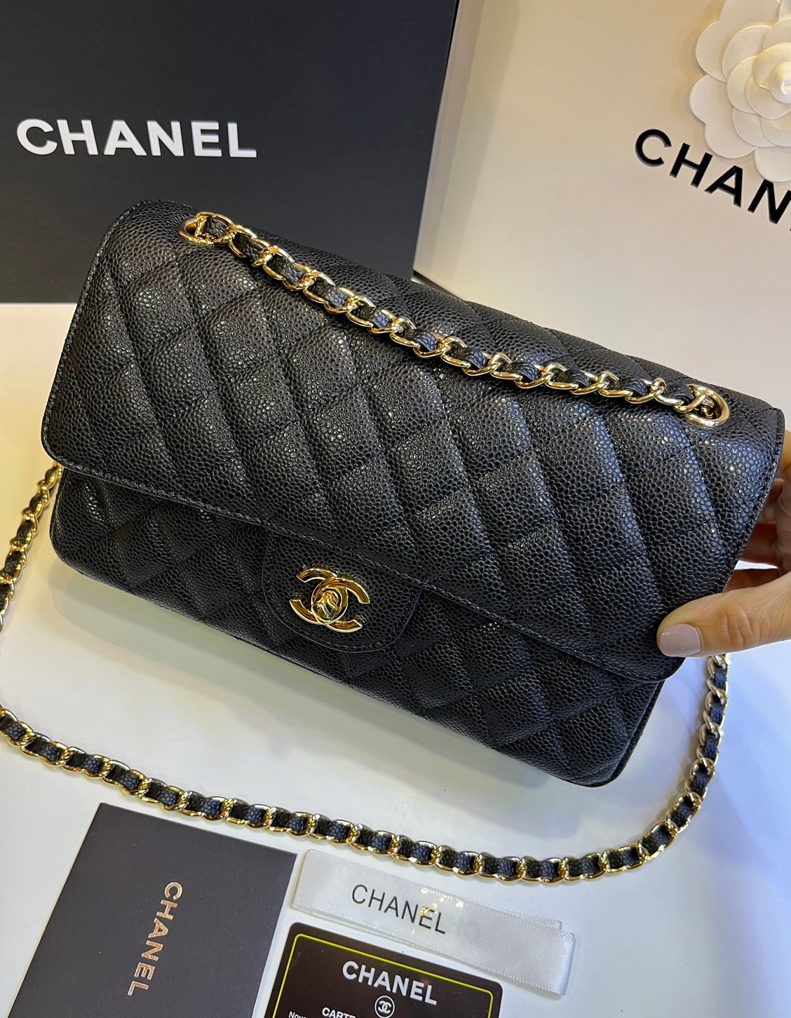 พร้อมส่งครบ 4 แบบ โทนสีดำคลาสสิก หนังคาเวียร์/หนังเรียบ อะไหล่เงิน/ทอง CHANEL Classic 25cm กระเป๋าสะพายรุ่นยอดนิยมเรียบหรู เกรดออริ 1:1 ใช้งานต่างประเทศได้