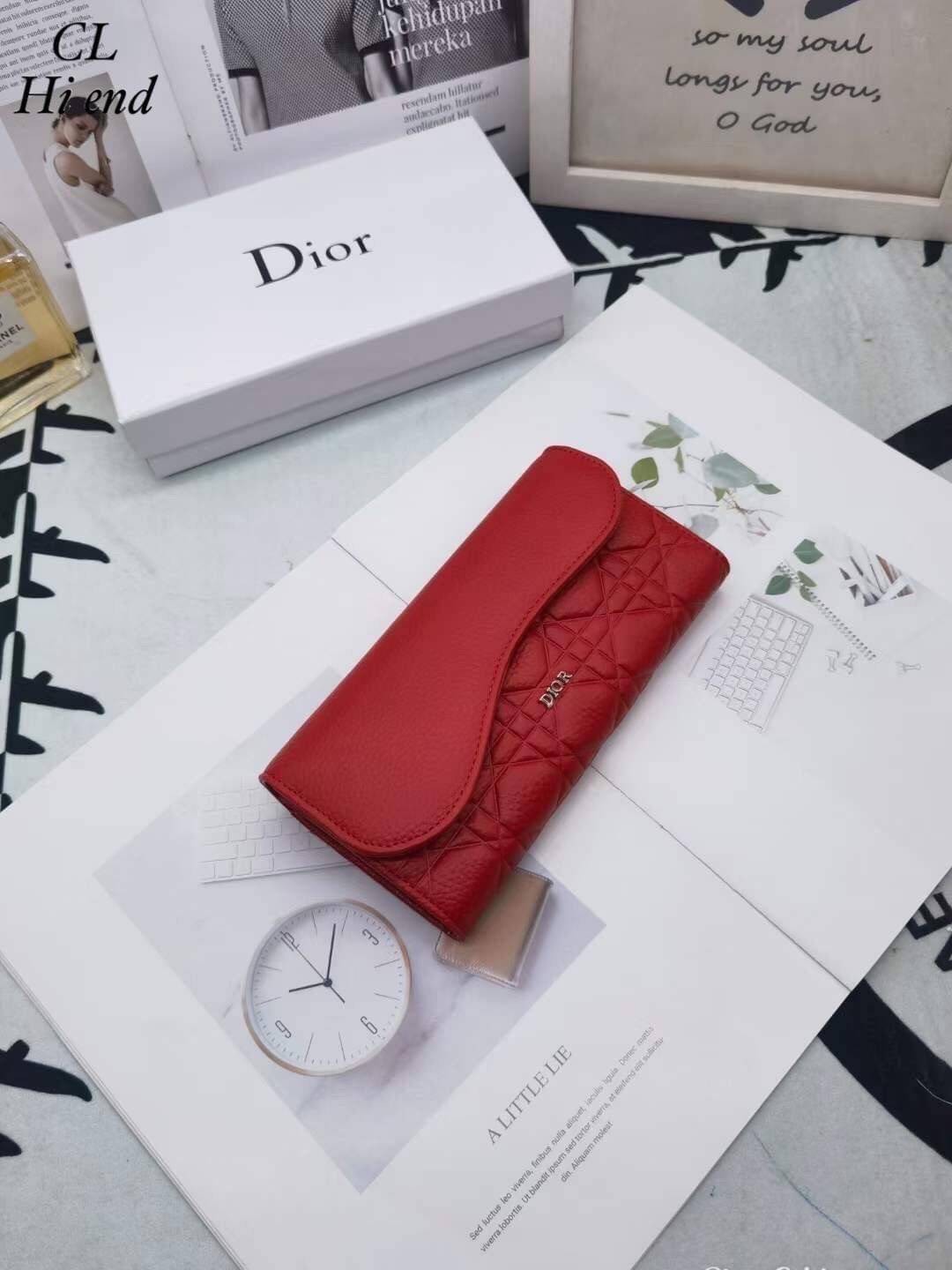 Dior Long Saddle Wallet / Dior Wallet / Dior Long Wallet กระเป๋าสตางค์ใบยาว เปิดหน้าทรงเคิร์ปอานม้า เอกลักษณ์ของความหรู วัสดุหนังแท้ ผสมผสานความสง่างามและคลาสสิกที่เข้ากับยุคสมัย ด้านหน้าโดดเด่นด้วยซิกเนเจอร์แบรนด์ เป็นอีกหนึ่งรุ่นที่ดาราเชเลปใช้กันเยอะมา