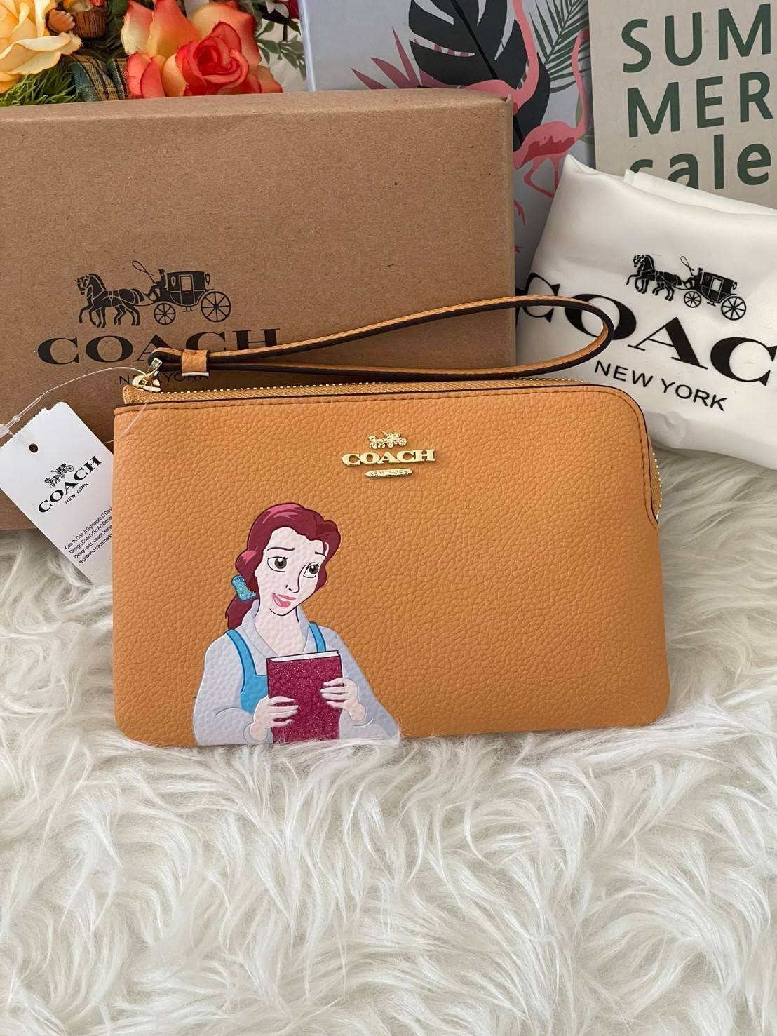 Coach & Disney Corner Zip Wristlet เปิดตัวคอลเลคชั่นเมื่อความดาร์กและโรแมนติกโคจรมาพบกัน เมื่อแบรนด์เครื่องหนังสัญชาติอเมริกัน Coach ร่วมมือกับ Disney สร้างสรรค์คอลเล็กชั่นพิเศษที่ได้รับแรงบันดาลใจมาจากเทพนิยายอเมริกันโกธิกของนิวยอร์ค ถ่ายทอดผ่านเหล่าตัวล