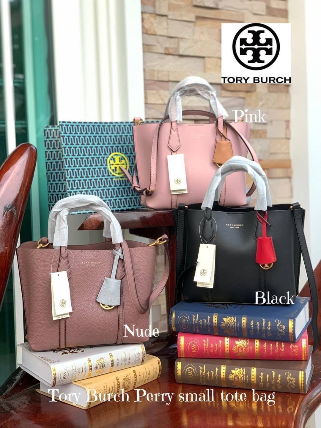 Tory Burch Perry small tote bag ออกแบบเพื่อเหมาะใช้งานได้ในชีวิตประจำวัน ใช้วัสดุผสมผสานช่วยให้กระเป๋าเป็นทรงสวยโดยยังคงคุณภาพนิ่ม สวยงามด้วยหนังวัวแท้ เรียบหรูและคลาสสิค สามารถใช้เป็น every day bag ภายในมีช่องแยกใช้งานอย่างชัดเจน ขนาดที่กำลังพอดีเลยจัดเป