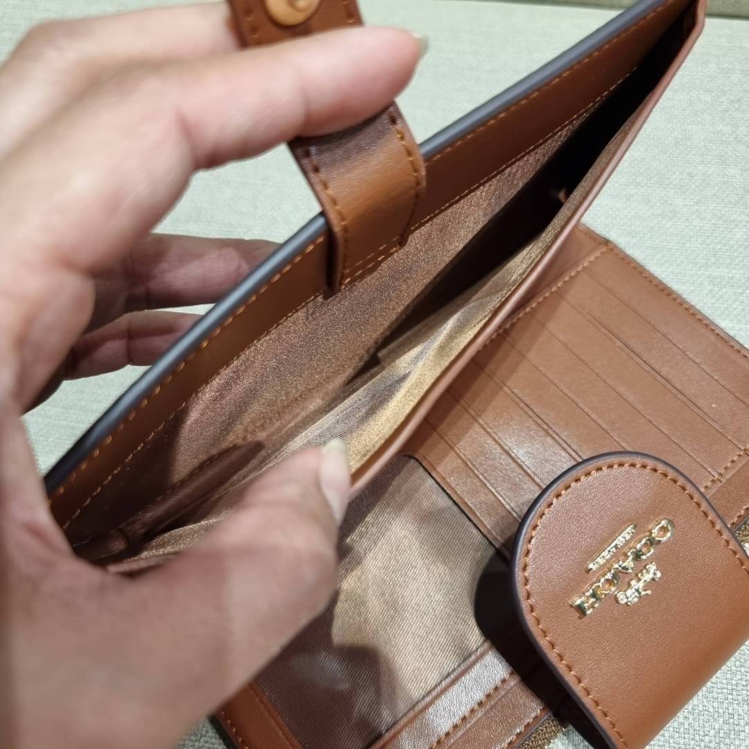 COACH C9944 TECH WALLET IN RAINBOW SIGNATURE CANVAS ดีไซน์ใหม่ คอลเลคชั่นสวยหรู กระเป๋าสตางค์พร้อมสายคล้องมือ ง่ายต่อชีวิตมากจ้า!! มันดี มันพร้อม มันสวยจริงจัง!! ใส่ได้ทั้งบัตร และโทรศัพท์ก็ใส่ได้ทุกรุ่น แถมยังมีช่องซิปแยกไปอีก ช่องเยอะไม่ต้องห่วงจริงๆ วั