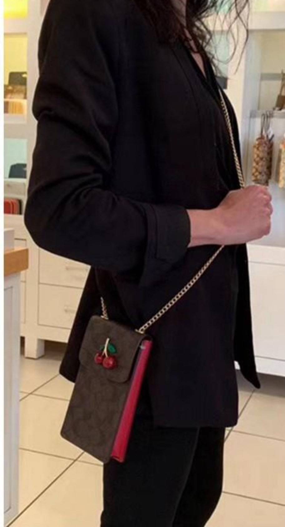 COACH PHONE CASE CROSSBODY BAG ((73486//76988//76357//39955//91046)) COACH NORTH/SOUTH CROSSBODY IN SIGNATURE CANVAS กระเป๋าใส่โทรศัพท์รุ่นนี้ มีความโดดเด่นทั้งดีไซน์และคุณสมบัติในการใช้งาน ด้วยลวดลายที่มีซิกเนเจอร์เป็นเอกลักษณ์แล้ว ด้านหลังยังมีช่องใส่กา