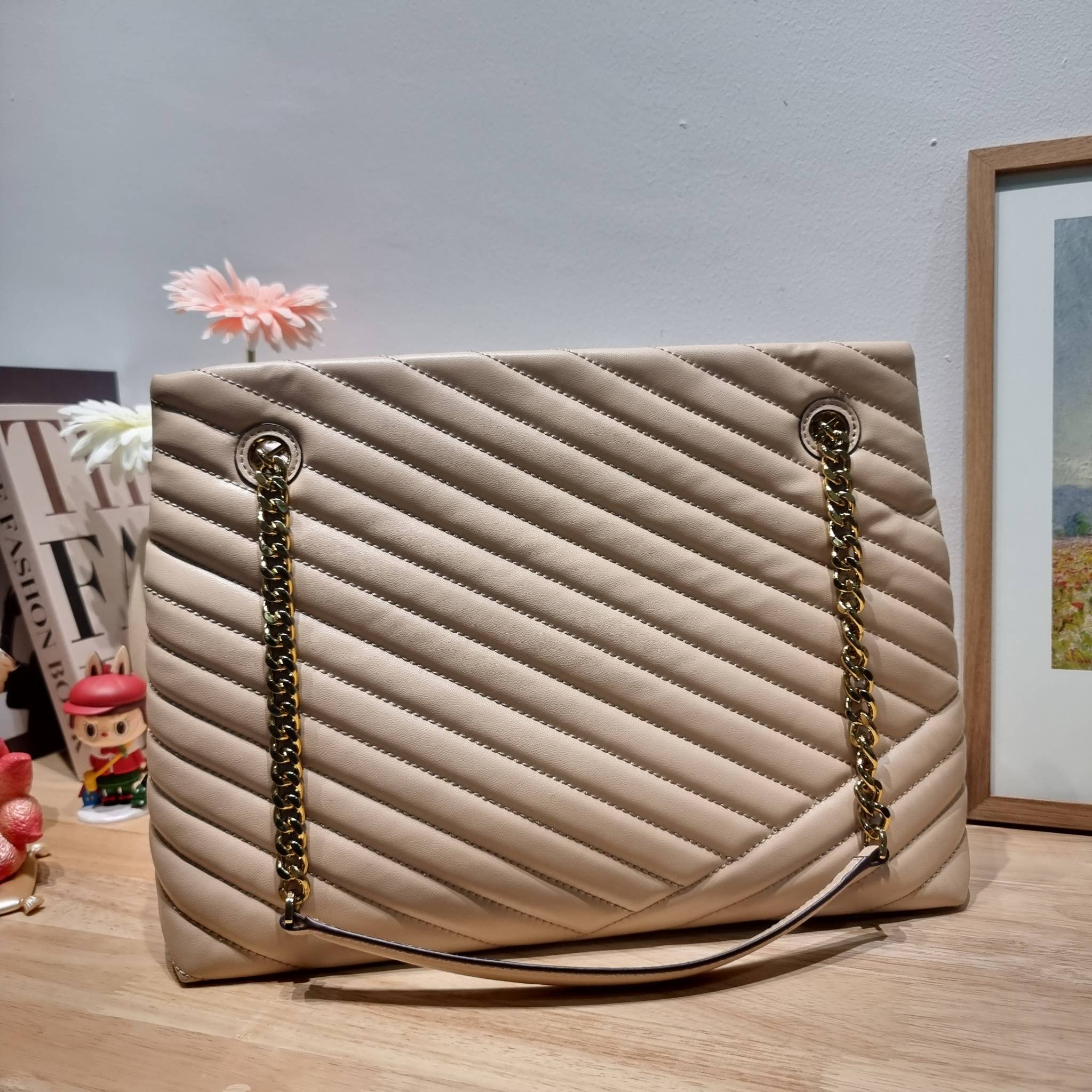 TORY BURCH KIRA CHEVRON TOTE กระเป๋าสะพายรุ่นที่ใครๆก็ต้องมี กับทรงโท้ทไซส์ใหญ่ ใช้ยังไงก็ดูหรู ดีไซน์เฉพาะตัว วัสดุหนังสัมผัสนิ่ม