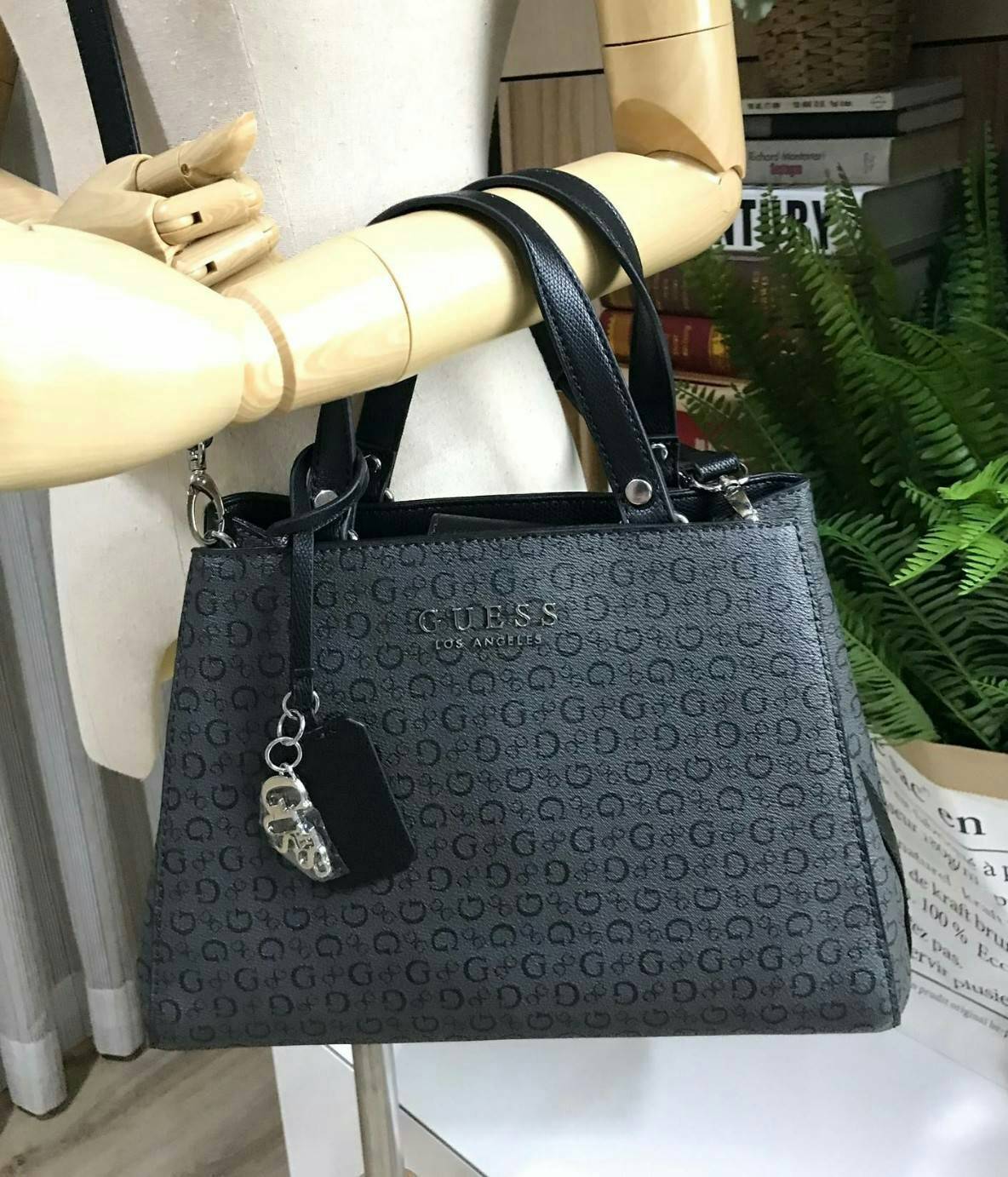 GUESS FACTORY SHOULDER BAG กระเป๋าถือหรือสะพายรุ่นใหม่ล่าสุดจาก GUESS FACTORY มาในทรงAสุดคลาสสิคขนาดกำลังดีน้ำหนักเบาหนังSaffiano สวยอยู่ทรง ด้านหน้าประดับโลโก้แบรนด์โดดเด่น มีช่องแบ่ง2ช่องสะดวกใช้ เปิดปิดด้วยเเถบคาดกระดุมแม่เหล็กมีช่องซิปกลางเเยกเป็นสัดส