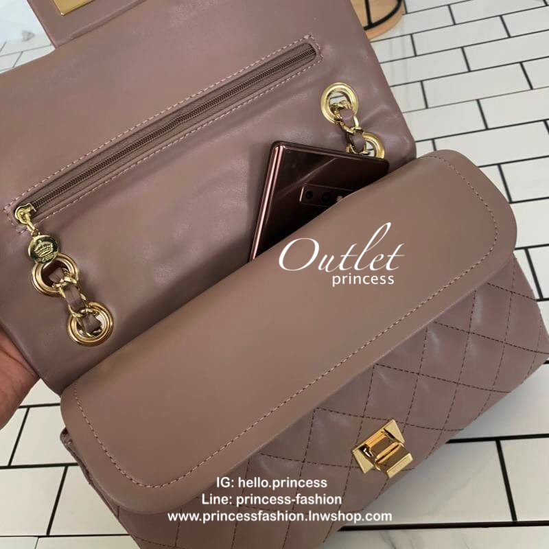 KEEP รุ่น KEEP shoulder Quited chain handbag สวย หรู มากๆ เลยน๊า กระเป๋าอยู่ทรง เย็บตารางสวย แถมใช้หนังตัวใหม่ Microfiber สวย ทน กว่าเดิม รอบนี้มาพร้อมสีใหม่ให้เลือกด้วยนะค๊า