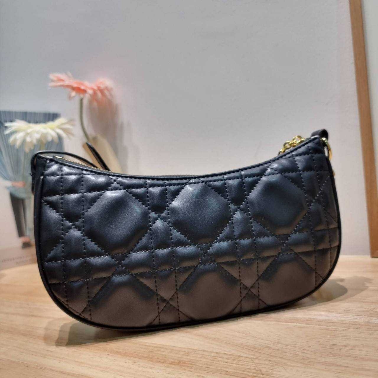 Dior Black Supple Macrocannage / CD LOUNGE BAG กระเป๋าสะพายทรงพอช สวยหรู ดีไซน์เรียบ แต่ดูแพง