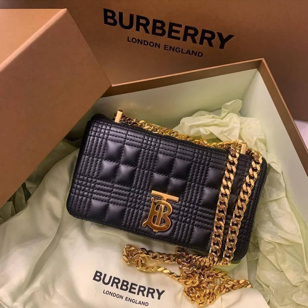Rare items! รุ่นนี้ที่รอคอย BURBERRY FRAGRANCES QUITED LAMBSKIN BAG หนังแท้ Lambskin นิ่มสวยหรูดูดี เปิดปิดด้วยฝาปิดสัญลักษณ์รูปตัวB ภายในโล่งกว้าง ใส่มือถือ กระเป๋าสตางค์ได้ มาพร้อมสายสะพายโซ่ทองต่อหนังรองบ่าสามารถซ้อนสายสั้นสะพายไหล่ได้ หรือใช้สายยาว Cr