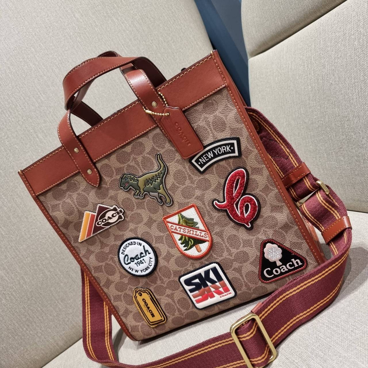 COACH C6846 FIELD TOTE IN SIGNATURE CANVAS WITH PATCHES คอลเลคชั่นใหม่สุดปัง!! สกีเรทโทร ดีไซน์วินเทจ ต้อนรับฮอลิเดย์นี้กันแบบที่สุด กระเป๋าทรงโท้ท ไซส์ใหญ่จุคุ้ม ฟังก์ชั่นการใช้งานสะดวกที่สุด มีทั้งสายคล้องแขนในตัว และสายครอสบอดี้ โดดเด่นด้วยแพทช์ลวดลายค