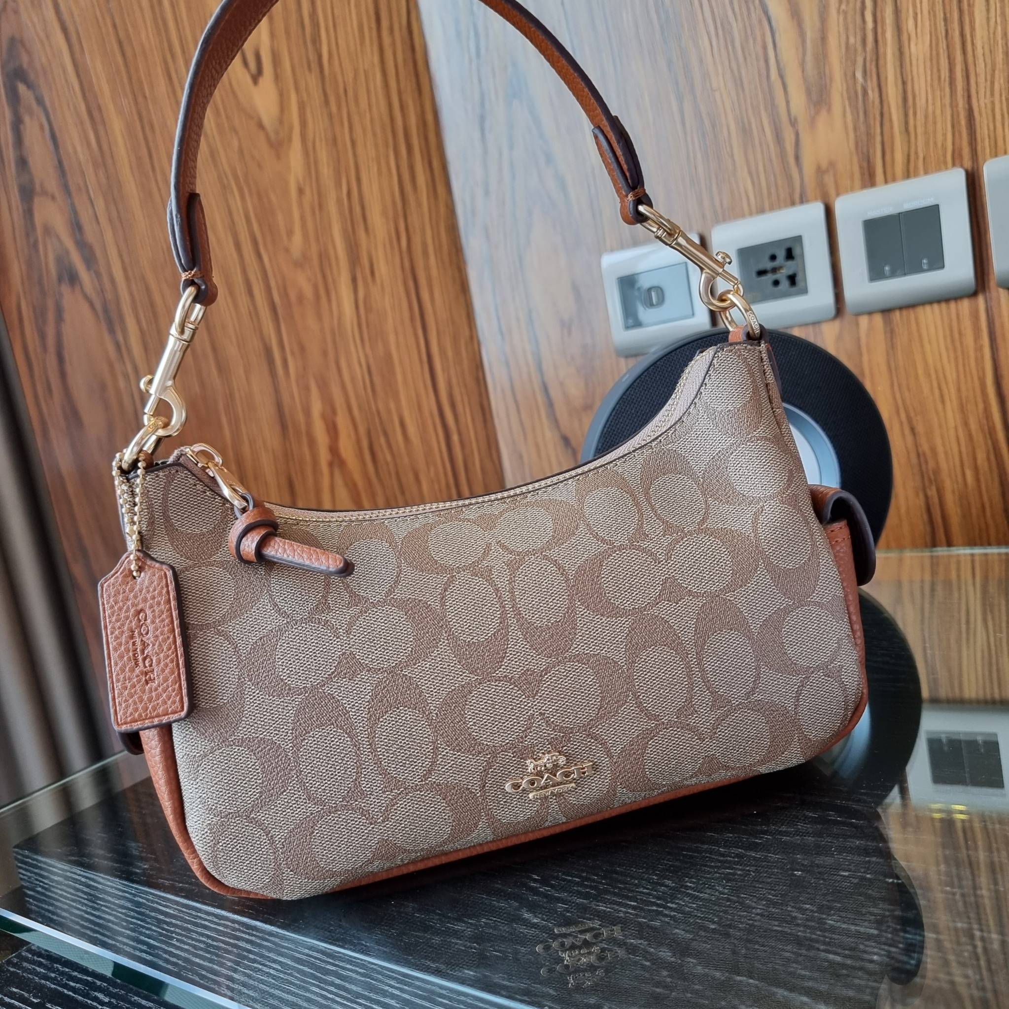 COACH C7223 PENNY SHOULDER BAG 25 IN SIGNATURE CANVAS คอลเลคชั่นเพนนีสุดคิ้วท์ ในรูปแบบของกระเป๋าสะพายไหล่กึ่งทรงพอช พร้อมเสิร์ฟความสวยถึงบ้านไปเลย!! ด้วยดีไซน์คลาสสิคย้อนยุค ที่แอบแฝงความเรียบหรู มาพร้อมสายสะพาย 2 เส้น เป็นสายคล้องมือและสายสะพายครอสบอดี้