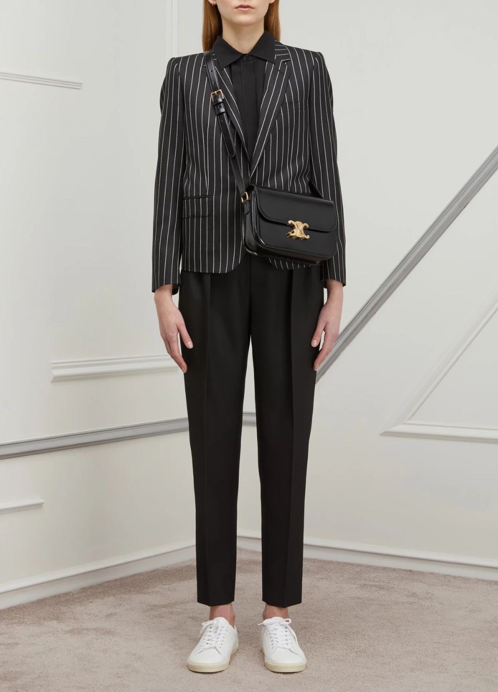 พร้อมส่ง 2 สี 2ขนาด NEW!! CELINE SHOULDER BAG VIP GIFT WITH PURCHASE (GWP) พรีเมี่ยมกิ๊ฟ Limited Edition จาก CELINE HAUTEPARFUME DUTYFREE COUNTER วัสดุหนังแท้ **เงาสวยมาก ทรงกล่องอยู่ทรง ขนาดกะทัดรัด เปิดปิดด้วยตัวล้อคแบรนด์สีทอง ภายในมีช่องใส่ของโล่ง สาม