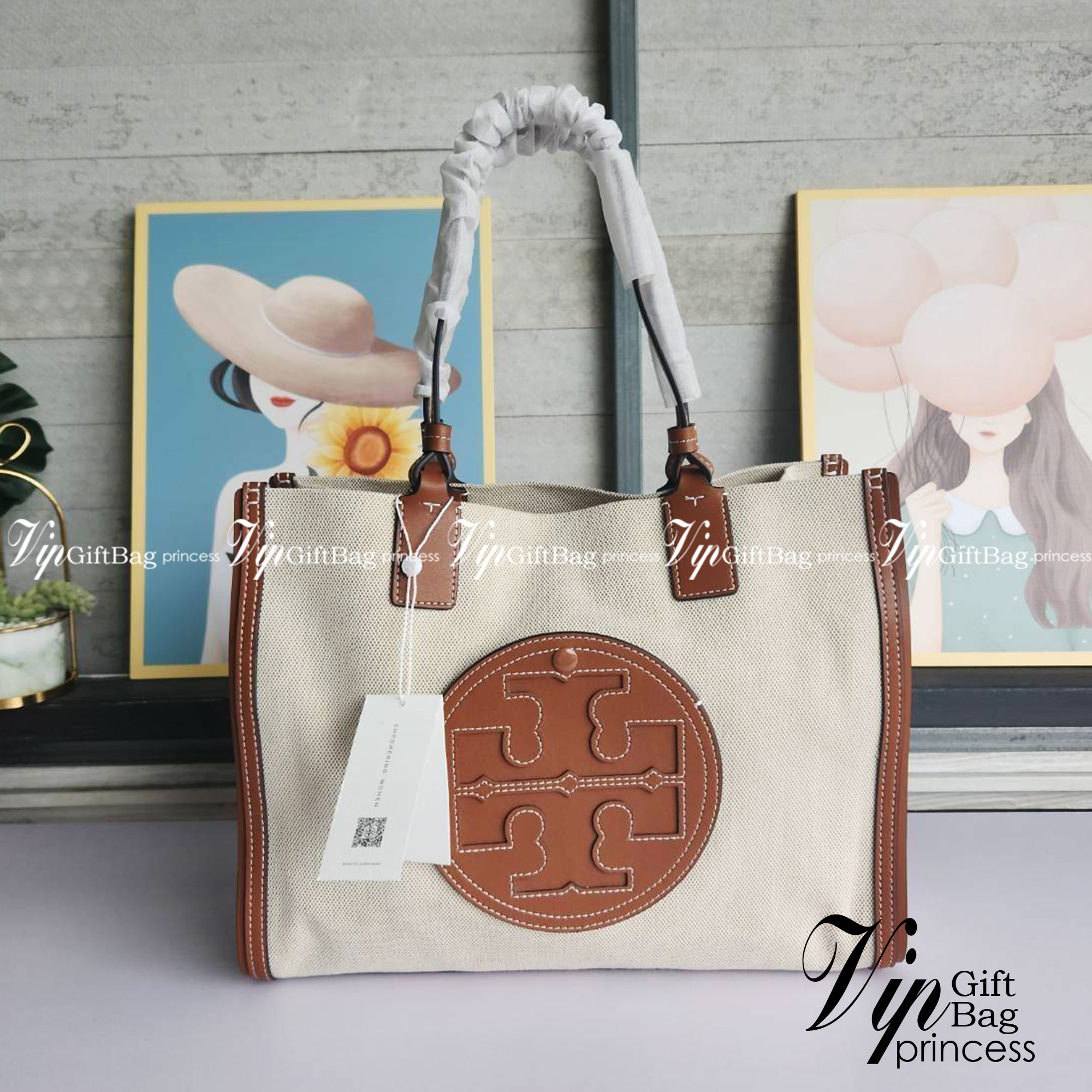 TORY BURCH ELLA CANVAS TOTE BAG กระเป๋าโท้ตน้ำหนักเบาของเราพร้อมป้ายโลโก้ Ella ทำจากผ้าใบที่ทนทานพร้อมรายละเอียดหนังและกระเป๋าด้านใน อเนกประสงค์ ทรงคลาสสิก และสร้างขึ้นอย่างสวยงามด้วยฝีมือช่างฝีมือ สายรัดแคบช่วยให้วางราบกับไหล่ได้อย่างสบาย เหมาะสำหรับทุกว