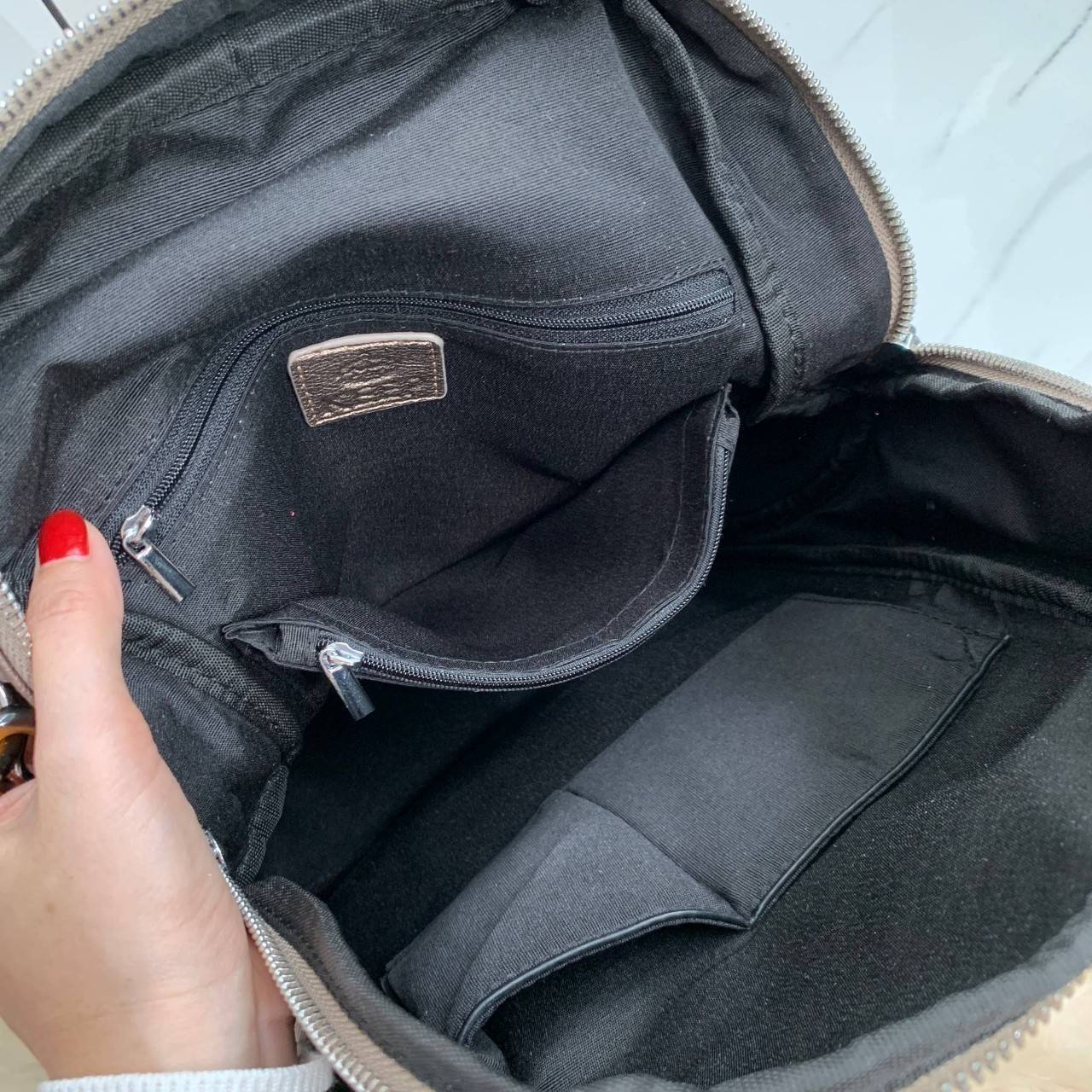 กระเป๋า ทรงน่ารัก มากๆๆๆ จากแบรนด์ KEEP รุ่น Misty backpack มาใหม่ หนัง Microfiber ผิวสัมผัสคล้ายหนังวัวแท้ เนื้อหนา นิ่มมือ พิเศษ!! เป้ใบนี้ มีสายสั้นหนังสำหรับสะพายไหล่ให้ด้วยคะ ใครชอบเป้สไตล์นี้ ห้ามพลาดเลยน๊า สวยจริง คอนเฟิร์มเลย