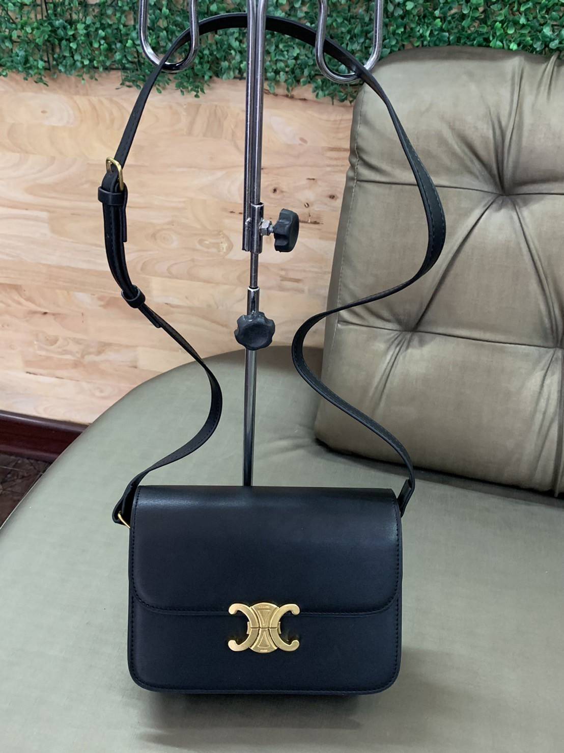 CELINE Medium Triomphe Bag In Shiny Calfskin Medium Triomphe Bag In Shiny Calfskin GIFT WITH PURCHASE (GWP) พรีเมี่ยมกิ๊ฟ Limited Edition จาก CELINE PERFUME DUTY FREE COUNTER วัสดุหนังแท้ (Calfskin) ซับในเป็นหนังแกะ (Lambskin) รูปทรงสี่เหลี่ยมผืนผ้า ขนาดก