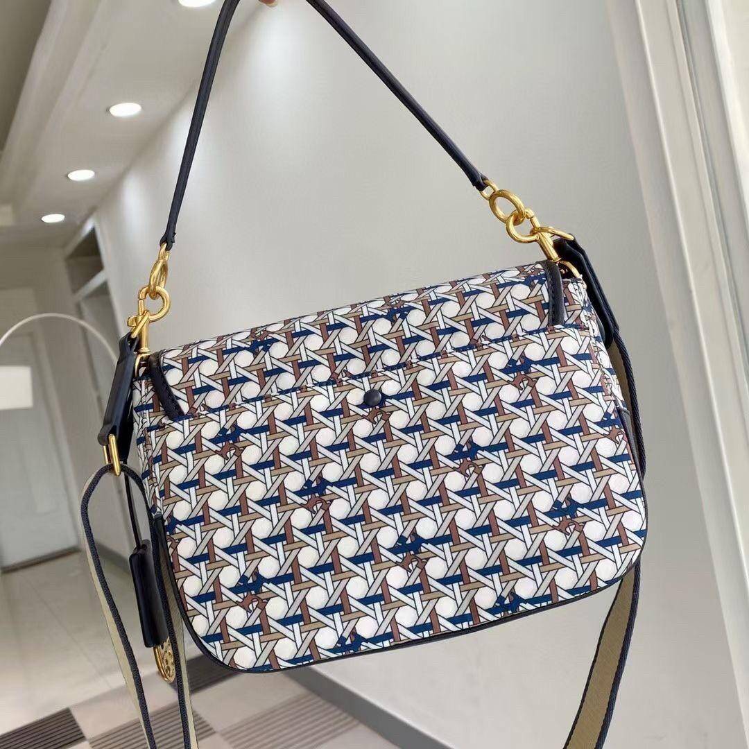 ของแท้ 💯% 】Tory Piper Printed Crossbody 80486 กระเป๋าถือ สะพายข้างหรือ Crossbody ได้ วัสดุผ้า nylon ด้านในโล่งมี1ช่องซิป และ1ช่องใส่ของจุกจิก ซับในผ้าสวยหรู