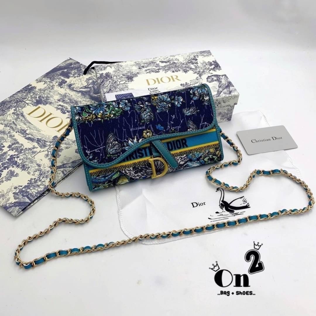 DIOR LONG WALLET WITH CHAIN MONOGRAM / DIOR WALLET กระเป๋าสตางค์ใบยาวพร้อมสายสะพายโซ่อะไหล่ทองสลับหนัง ขนาดกำลังน่ารัก เป็นเอกลักษณ์ของความหรู วัสดุแคนวาสแท้และผ้า Jacquard อย่างดี ผสมผสานความสง่างามและคลาสสิกที่เข้ากับยุคสมัย ด้านหน้าโดดเด่นด้วยซิกเนเจอร