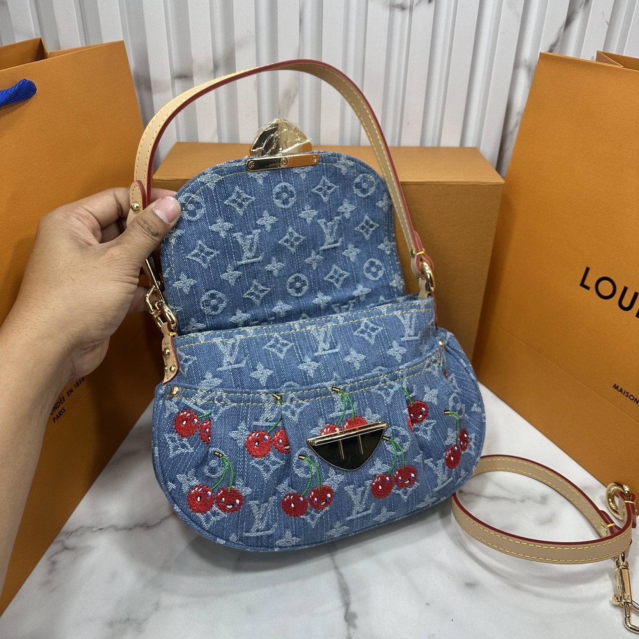 ORI หนังแท้ | LV x TM Sunset bag Monogram cherry denim กระเป๋าถือไอเท็มโดดเด่นมีชีวิตชีวา เดนิมปักลายเชอร์รี่สีสันสดใสสะดุดตาสะท้อนสไตล์ไอคอนิก