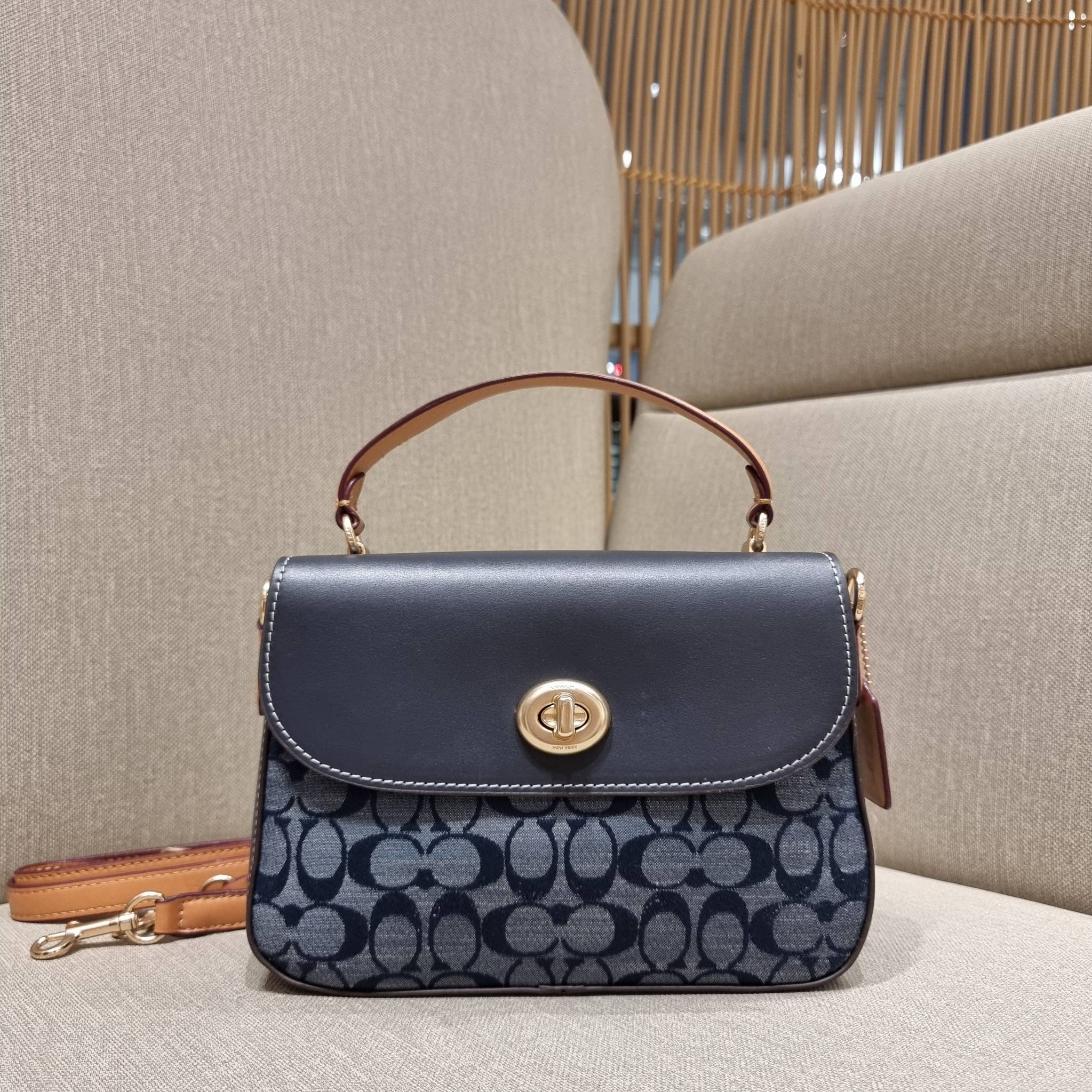 COACH C4921 MARLIE TOP HANDLE SATCHEL IN SIGNATURE CHAMBRAY กระเป๋าถือ/สะพายข้าง มีดีไซน์ยูนีค โดดเด่น ตกแต่งโลโก้ด้านข้างอะไหล่ทอง วัสดุผ้าแชมเบรย์ ทอเส้นลายสวย เปิด-ปิดด้วยตัวล็อคแน่นหนา ภายในเป็นช่องโล่ง ใส่ของได้ครบครัน มาพร้อมหูจับในตัวและสายสะพายข้า