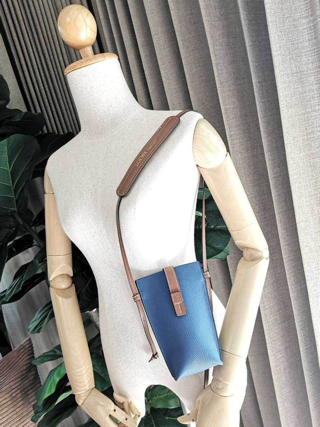 LOEWE MINI CROSSBODY BAG GIFT WITH PURCHASE (GWP) กระเป๋าสะพาย Limited จาก LOEWE วัสดุ Calfskin หนังแท้หนังสวยอยู่ทรงขนาดมินิดีไซน์มินิมอล ภายในโล่งใส่มือถือ บัตร ของจุกจิกได้ ด้านหลังมีช่องใส่ของ พร้อมสายหนังแท้คล้องคอได้ สะพายไหล่ Crossbody ได้ สายเลื่อ