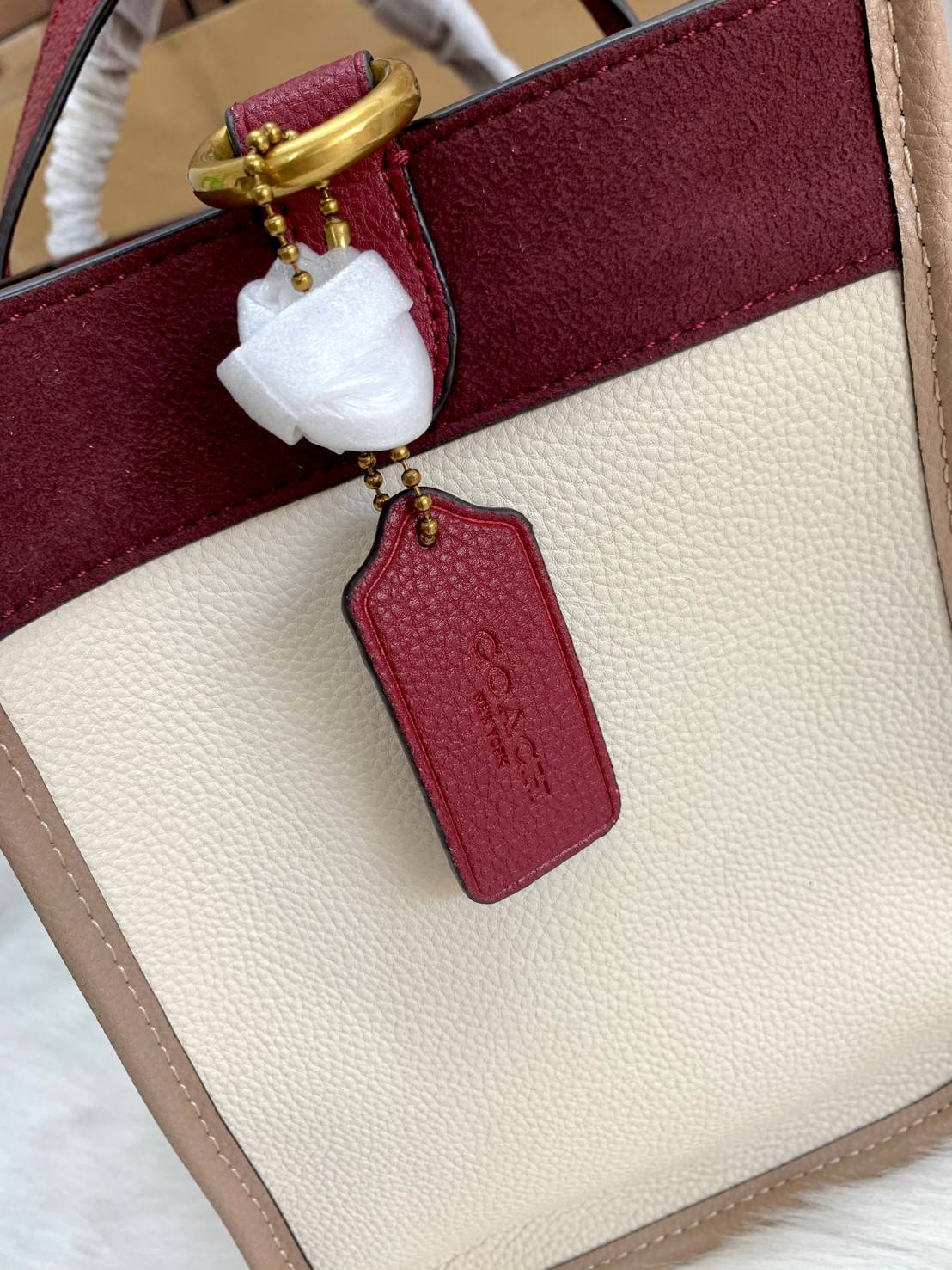 COACH FIELD TOTE IN COLORBLOCK WITH COACH BADGE ((C6035)) 📌พร้อมส่ง ยังไม่มีในไทยแน่นอนนจ้าา😘 กระเป๋าทรง Tote ที่สาวๆต้องมีติดตัวสักใบ! รุ่นนี้ใช้หนังแท้อย่างดี หนังนิ่ม สวยมากๆค่ะ หลงรักแน่นอน