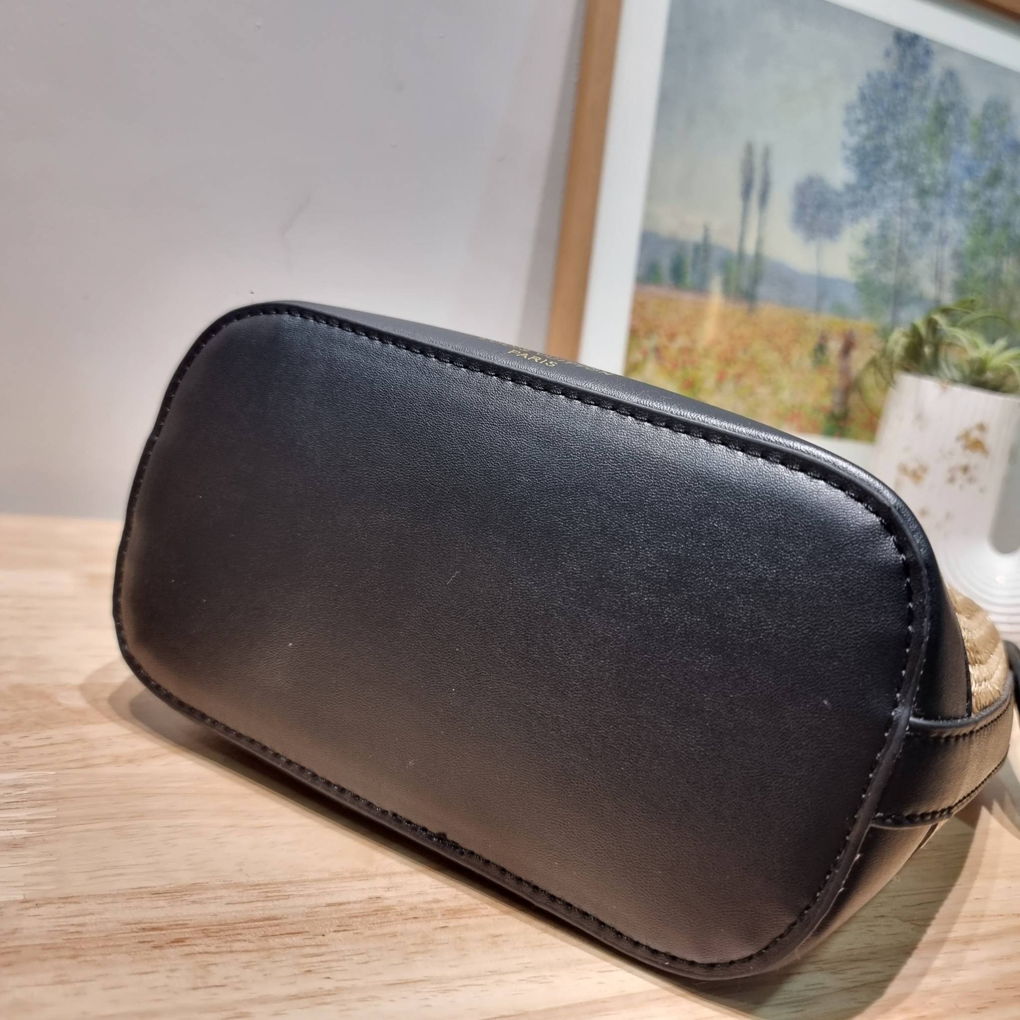 LV PETIT BUCKET BAG ไอเท็มเอ็กซ์คลูซีพจัดมาให้สาวๆโดยเฉพาะ!! กับกระเป๋าสะพายรุ่นลิมิเต็ดหายาก รูปทรงสวยงามสานเต็มใบ และยังโดดเด่นด้วยโลโก้