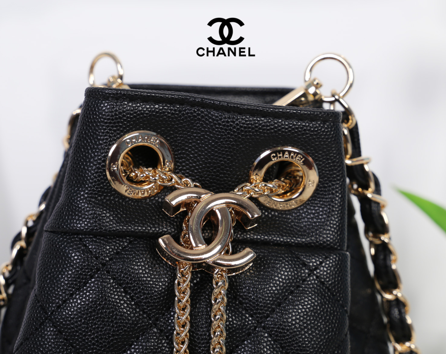 CHANEL Crossbody Bag With Chain / Chanel Bucket Bag กระเป๋าถือหรือสะพาย หนังคาเวียร์ลายตาราง ใช้ได้หลายสไตล์
