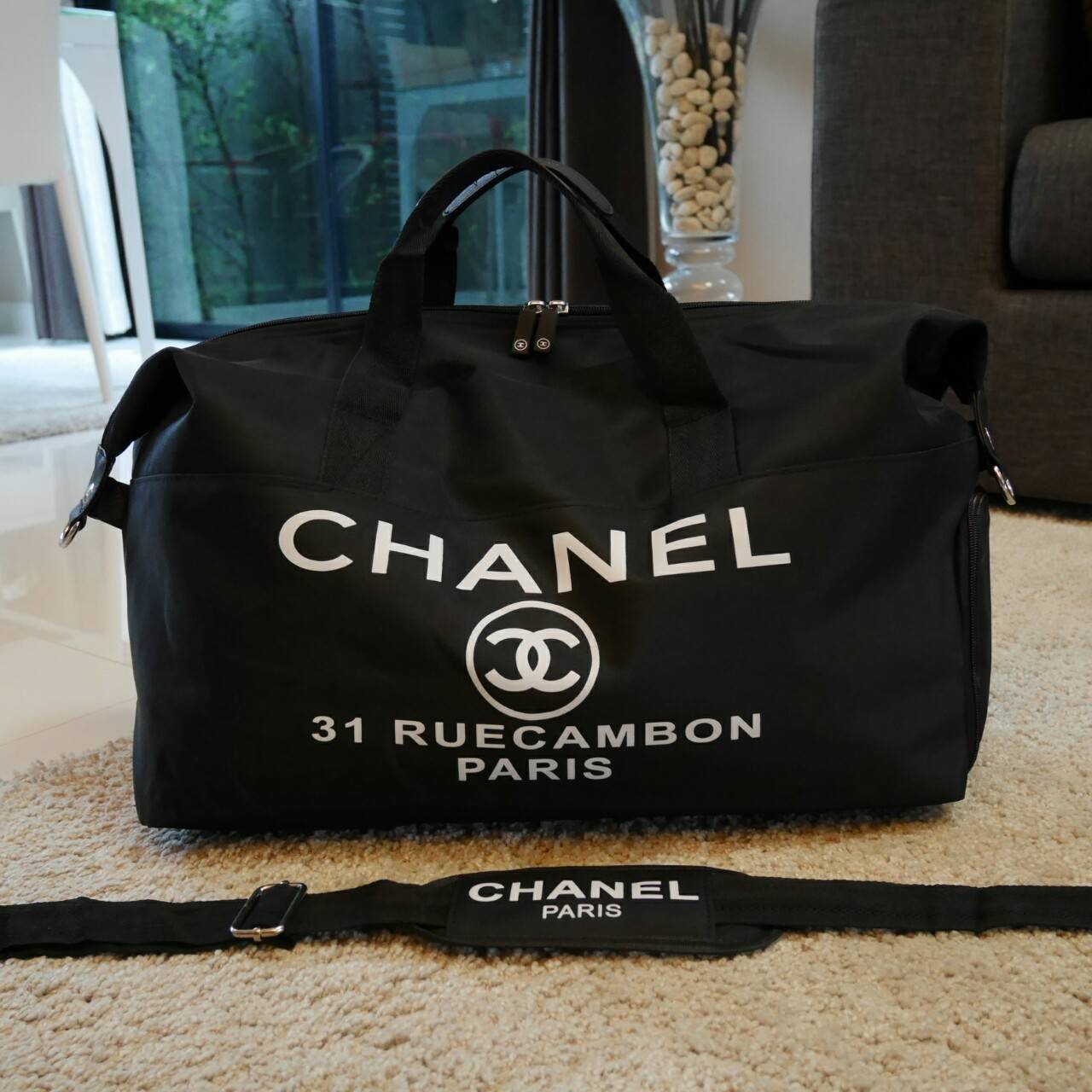 Must Have Now!!! กับ ไอเท็มที่ต้องมีติดตู้!! Chanel VIP Extra Large Tote/Duffle Bag กระเป๋าเดินทางแบบถือ ทรงยอดฮิต กันน้ำได้เต็มใบ 100% ด้านหน้าสกรีนโลโก้แบรนด์ เปิดปิดด้วยซิป ด้านในส่ของได้จุใจ มีช่องใส่ของเป็นสัดส่วน แถมมีช่องพิเศษใส่รองเท้าได้อีกด้วยคะ