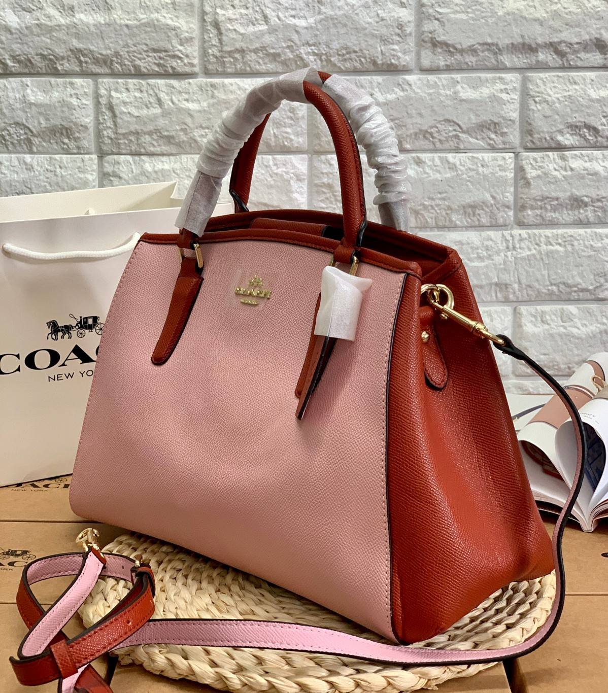 COACH HANDBAG//SHOULDER BAG ((28470)) กระเป๋าหิ้ว//สะพายไหล่ วัสดุหนังแท้ หนังนิ่ม น้ำหนักเบา ใบใหญ่กำลังดีค่ะ ปากกระเป๋าเป็นแบบกระดุมแม่เหล็ก ภายในมี2ช่องใหญ่ ค่อนข้างกว้าง ใส่ของได้ครบเลยทีเดียวค่ะ มีเป็นช่องซิปกลางหนึ่งช่อง และช่องใส่ของจุกจิกได้อีก3ช่