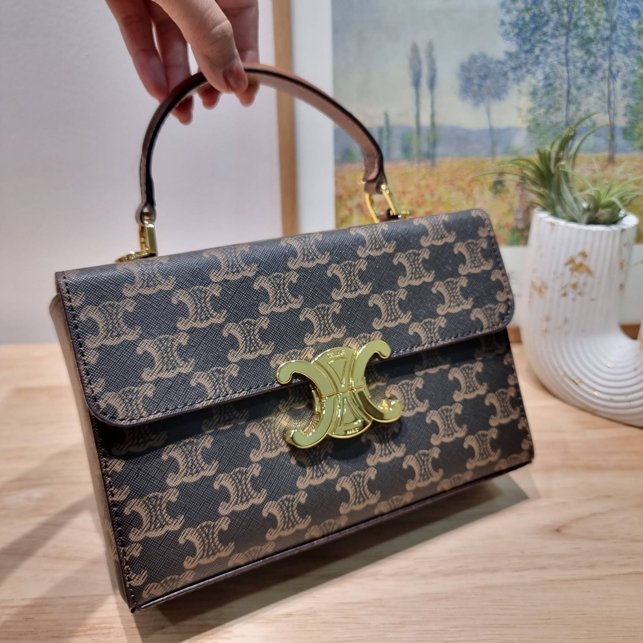 CELINE BOX TRIOMPHE IN TRIOMPHE CANVAS กระเป๋าสะพายสวยอยู่ทรง ดีไซน์เอกลักษณ์ ใช้งานง่ายด้วยอะไหล่กดล็อค วัสดุหนังแคนวาสทนทาน