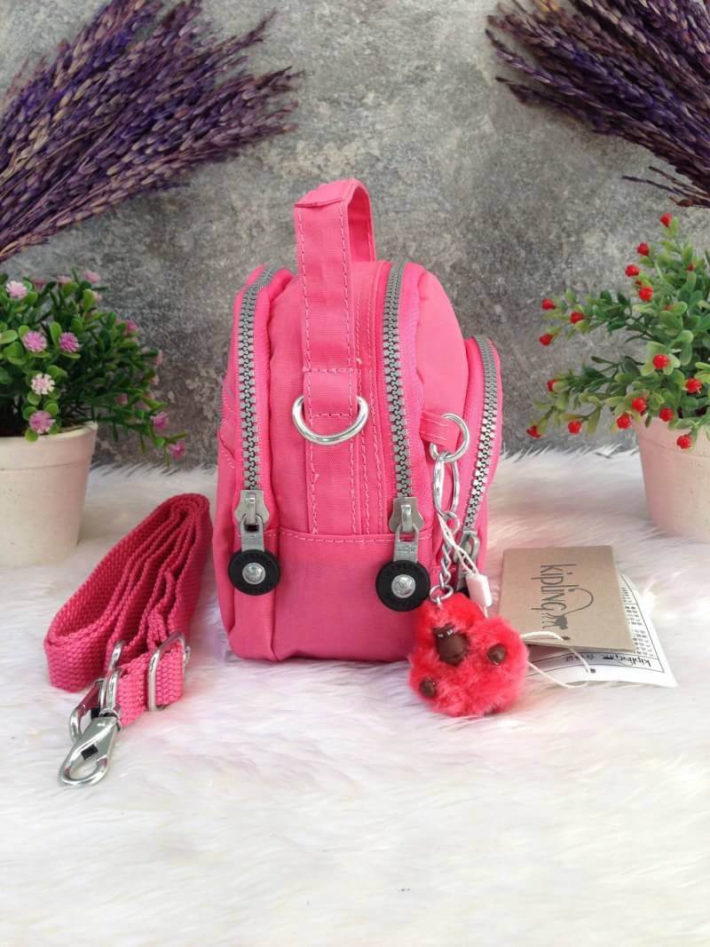 Kipling Mini Shoulder Bag K13869 Outlet Hongkong กระเป๋าสะพายไหล่ใบเล็กน่ารัก วัสดุผ้าไนล่อนกันน้ำอย่างดีตามแบบฉบับแบรนด์ แบ่งเป็นช่องซิป 3 ช่อง มีหูจับ ด้านในบุผ้าแบรนด์ มาพร้อมพวงกุญแจน้องลิง ใบนี้จุของได้เยอะน้ำหนักเบาค่ะ เหมาะมากกับการสะพายไปเที่ยวชิว