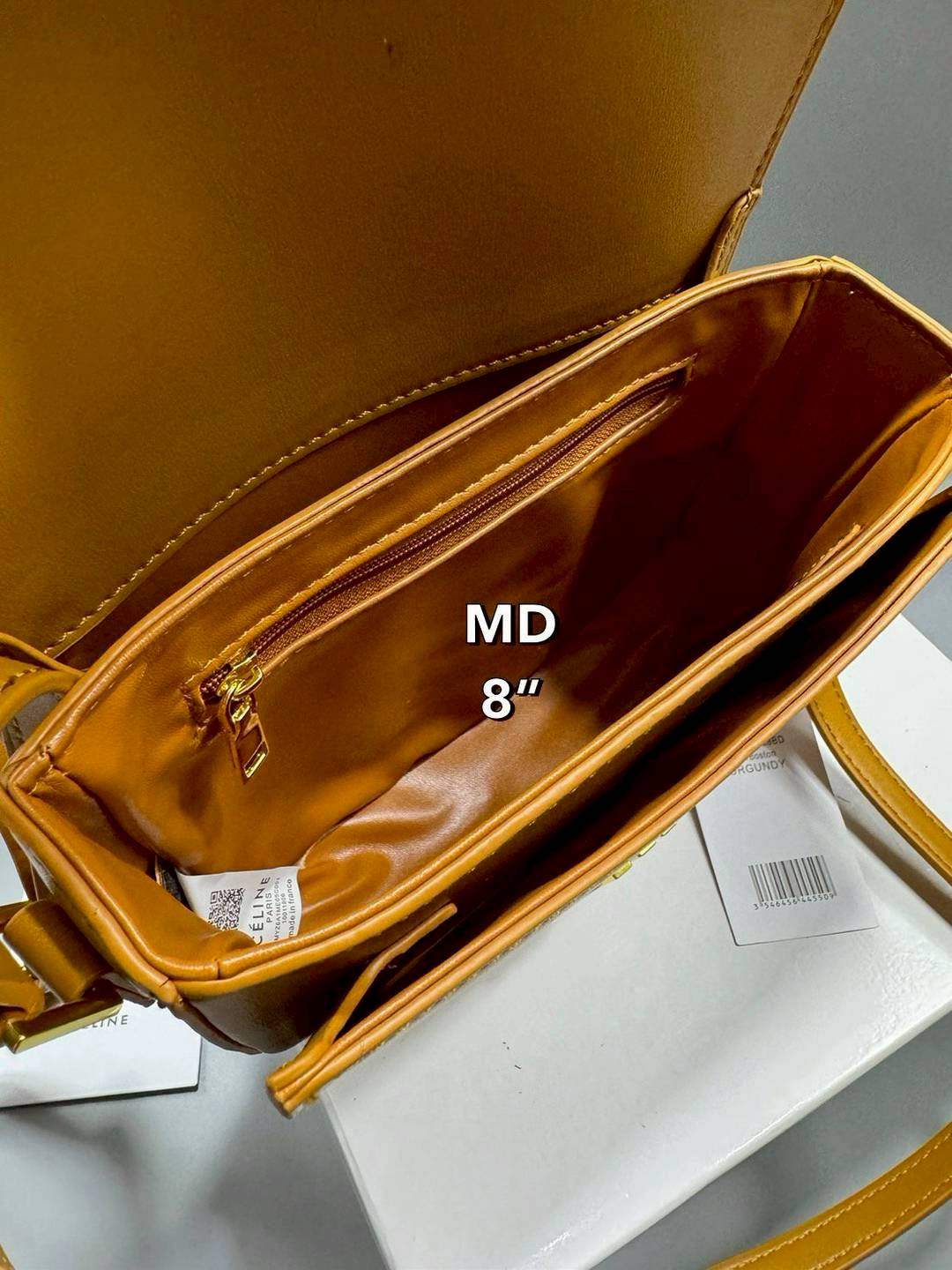 CELINE Besace Clea in Shiny กระเป๋าสะพายทรงสวย โค้งมนอยู่ทรงพร้อมโลโก้หน้าสีทองสวยหรู Best item ดีไซน์เรียบหรูดูแพง ฮิตสุดในเกาหลี ใช้ได้ทั้งชายหญิง