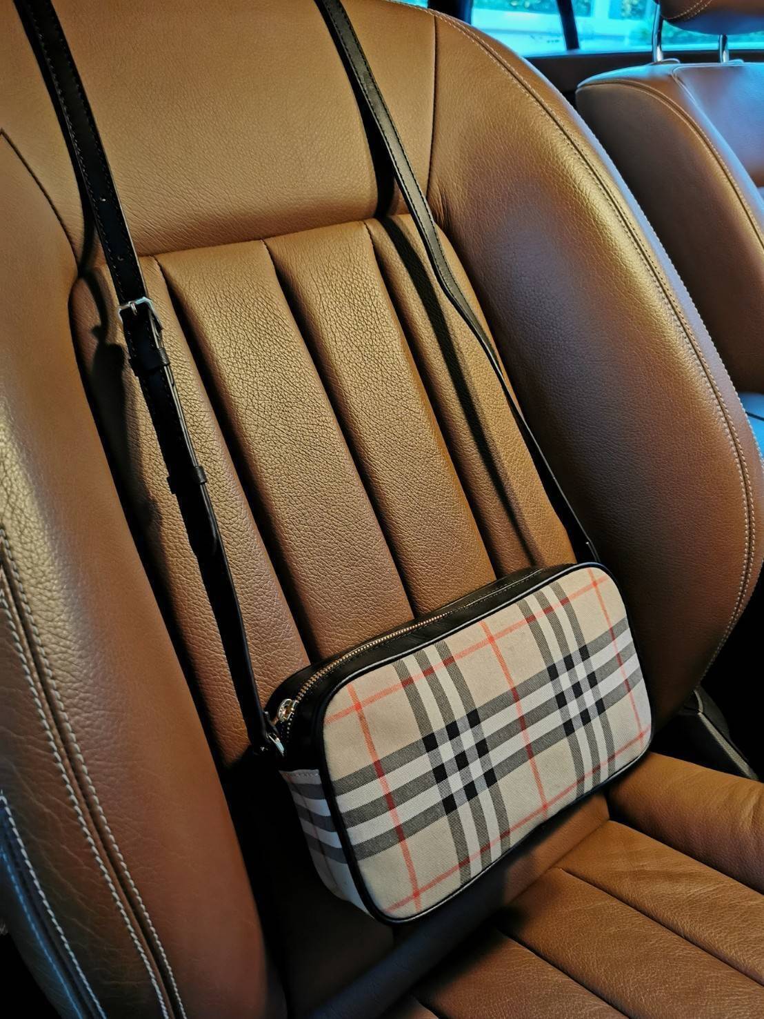 พรีเมี่ยมกิ๊ฟแท้ 100% 】BURBERRY FRAGRANCES VINTAGE CROSSBODY BAG VIP GiFT WITH PURCHASE (GWP) พรีเมี่ยมกิ๊ฟ Limited Edition จากเคาน์เตอร์ BURBERRY FRAGRANCES หนังลาย Burberry Vintage Signature เรียบหรูสุดคลาสสิค