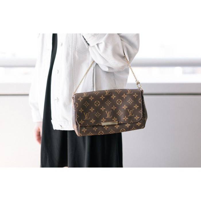LV CROSSBODY CHAIN BAG rare item!! วัสดุหนังแคนวาส คมชัด หรู เปิด-ปิดกระเป๋าด้วยแถบแม่เหล็ก ภายในเป็นช่องโล่ง ใส่ของใช้สำคัญได้สบายๆ มือถือ พาวเวอร์แบงค์ เครื่องสำอางค์ ของจุกจิกได้หมดจ้า มาพร้อมสายสะพายโซ่ และสายสะพาย crossbody ถอดออกได้ พร้อมเสิร์ฟความส