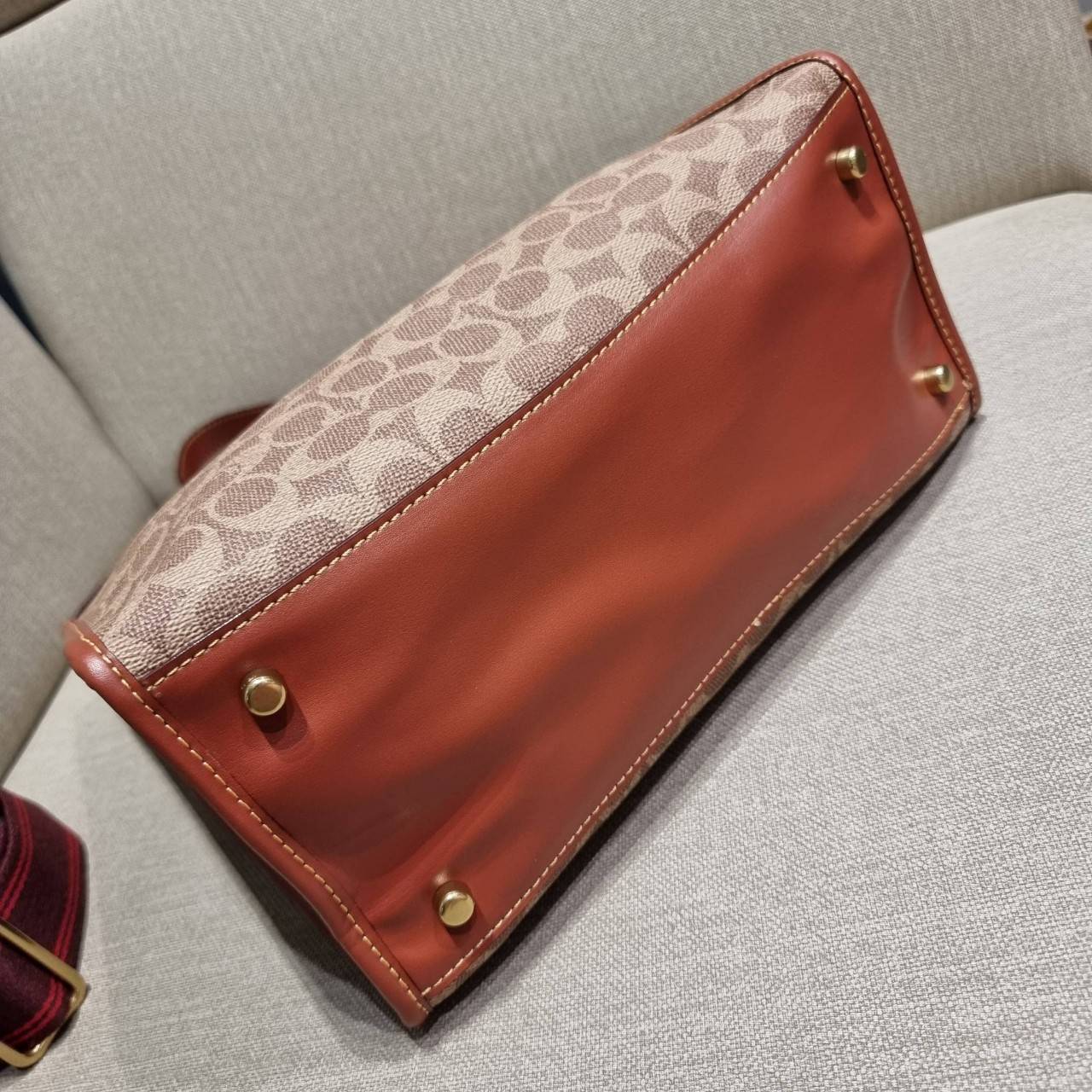 COACH C0776 FIELD TOTE WITH HORSE AND CARRIAGE PRINT คอลเลคชั่นสุดคลาสสิค สวยหรูดูแพง กระเป๋าทรงโท้ท ไซส์ใหญ่จุคุ้ม ฟังก์ชั่นการใช้งานสะดวกที่สุด มีทั้งสายคล้องแขนในตัว และสายครอสบอดี้ วัสดุหนังแคนวาสเคลือบลายสลับหนังแท้ ปากกระเป๋ามีกระดุมแม่เหล็กไว้ปิดกั