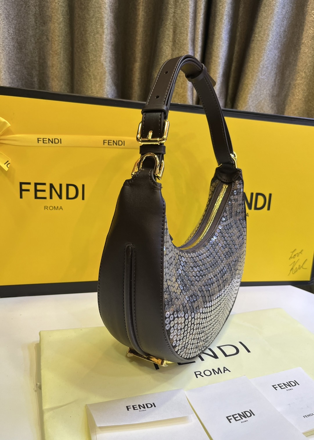 FENDI Fendigraphy Hobo Bag Brown fabric charm / Fendi hobo bag พร้อมส่ง กระเป๋าสะพายไหล่เฟนดิปักเลื่อมรุ่นใหม่ สวยหรู **สินค้าเกรดออริจินอล 1:1 สลับแท้