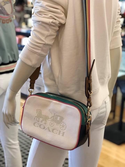 COACH JES CROSSBODY IN COLORBLOCK((72704)) พร้อมส่งอีกครั้ง ห้ามพลาดก่อนหมดค่ะ! กระเป๋าสะพายข้าง//หรือครอสบอดี้ร์ หนังแท้นิ่ม ลายหนังสวยงาม ด้านหน้ามีโลโก้แบรนด์แบบรถม้าเก๋ไก๋ค่ะ มี2ช่องซิปหลักให้ใส่ของ;สามารถใส่กระเป๋าเงินใบยาวได้;ของอื่นๆได้หลายอย่างเลย