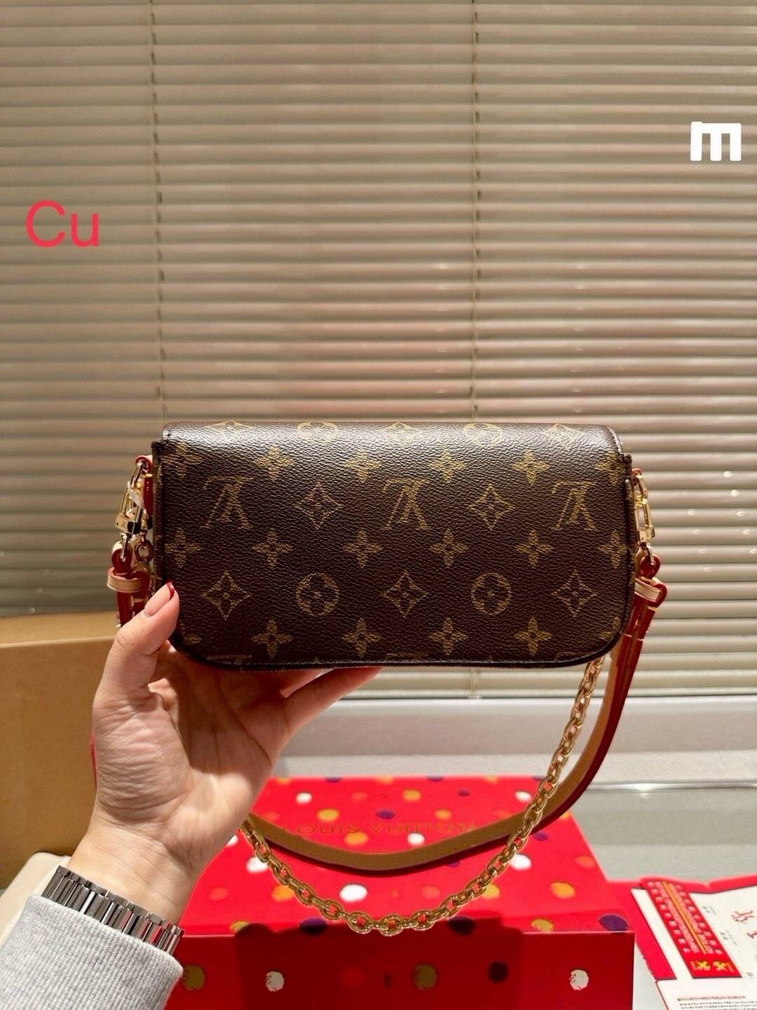 LV Ivy chain wallet กระเป๋าสะพายดีไซน์กึ่งกระเป๋าสตางค์ รุ่นยอดนิยม แต่งสายโซ่สีทองสวยหรู สุดคุ้มด้วยลูกเล่นที่หลากหลาย คล้องไหล่ สะพายข้าง คล้องแขน ได้หมด