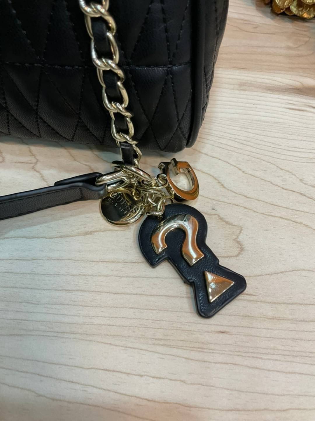 ของแท้ 💯% 】GUESS CROSSBODY BAG กระเป๋าถือหรือสะพาย ขนาดกำลังดี วัสดุ pu. faux leather หนังนิ่ม นุ่มมาก สวยอยู่ทรง มาพร้อมพวงกุญแจน่ารักๆ ถอดออกได้