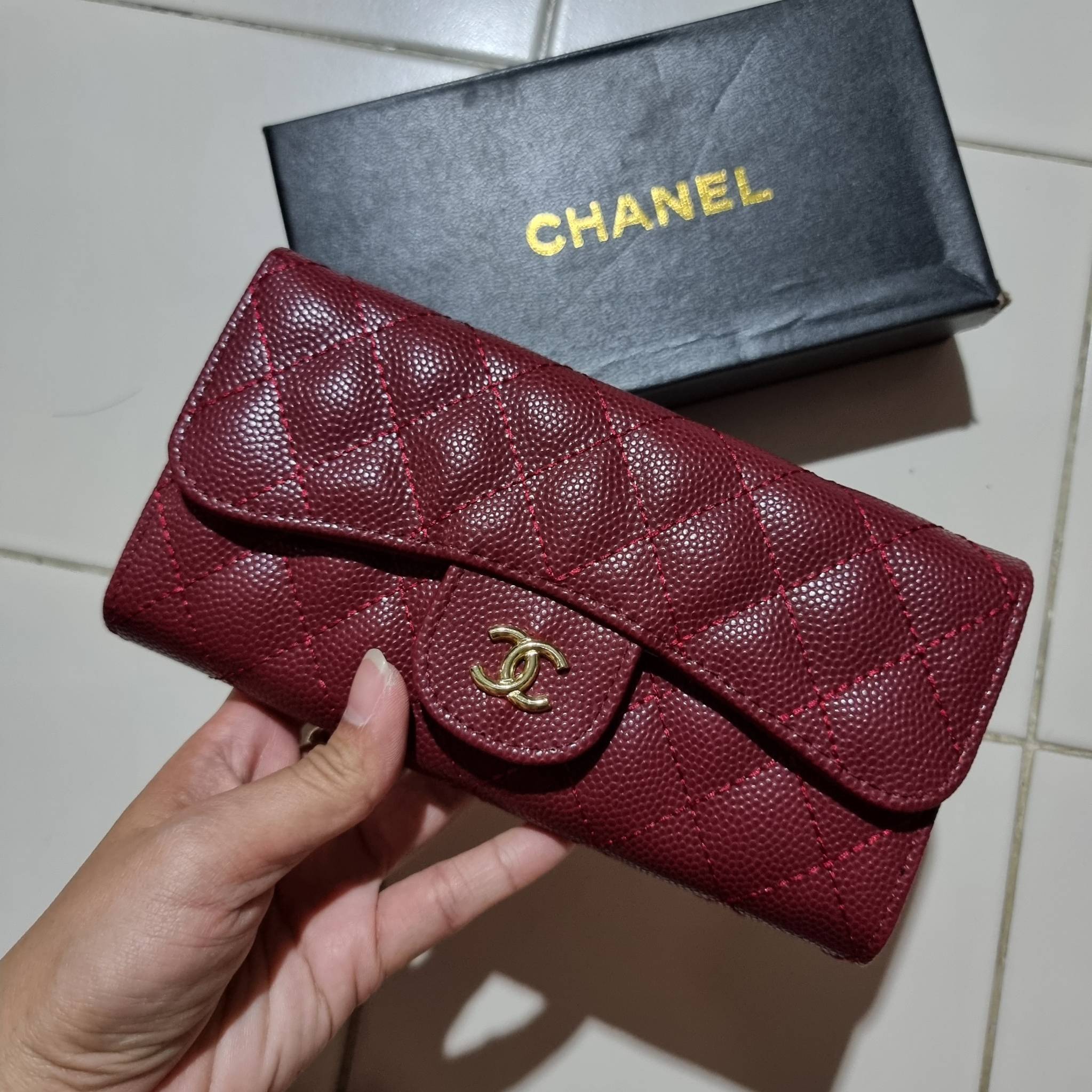 VIP 】กระเป๋าสตางค์ใบยาวรุ่นฝาพับที่ถามหากันมากที่สุด!! สวยรับทรัพย์จาก Chanel วัสดุหนังลายคาร์เวีย ลุคผู้ดีที่สุด เปิด-ปิดด้วยกระดุมแม่เหล็ก ภายในกระเป๋ามีช่องใส่บัตรได้เยอะ ใส่ธนบัตร ใส่เหรียญได้ มีช่องซิปแยกอีกหนึ่งช่อง ดีไซน์เรียบหรูดูคลาสสิค!! สาวๆห้า