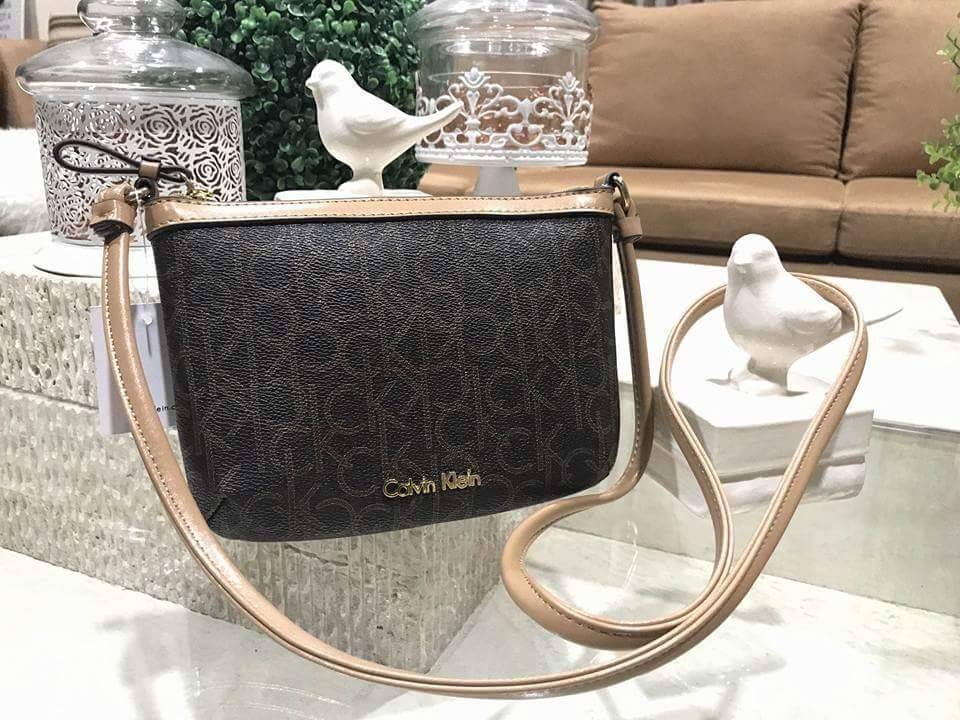 Calvin Klein Cross Body Bag กระเป๋าสะพายรุ่นใหม่ล่าสุดหนังสวย สกรีนลาย Signature แบรนด์รอบใบ ประดับโลโก้แบรนด์ สีทองด้านหน้า เปิดปิดด้วยซิป น้ำหนักเบา ภายใน โล่งกว้าง มีช่องใส่บัตร และช่องซิป ใส่ iphone+ ได้ มาพร้อมสายสะพายยาว ขนาดกำลังน่ารัก สะพายคล่องตั