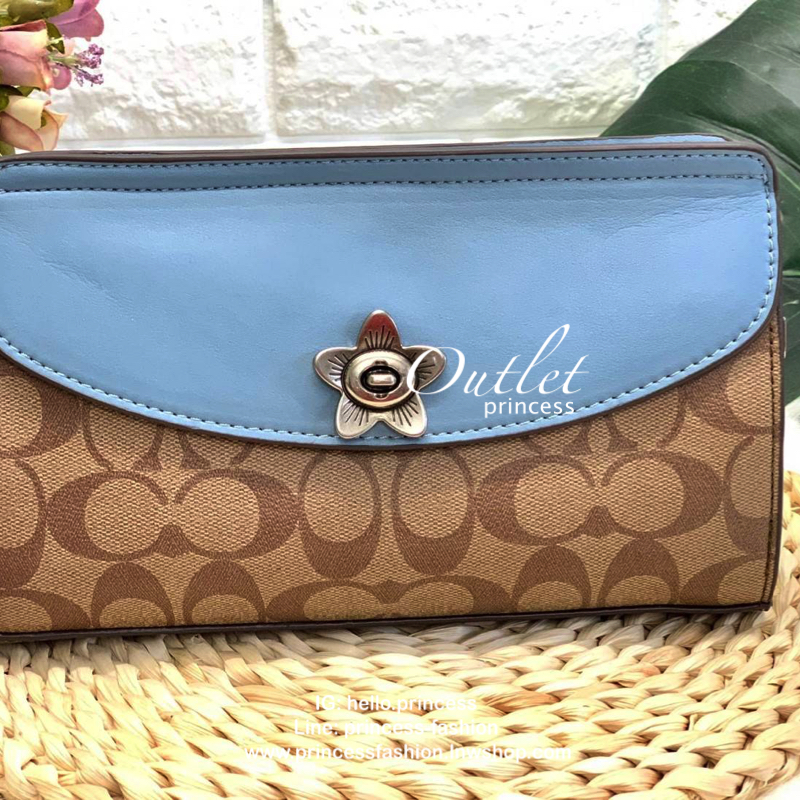 COACH FLAP CLUTCH BAG กระเป๋าคล้องมือใบใหญ่ วัสดุ pvc อย่างดี ด้านหน้ามีช่องใส่ของหนึ่งช่อง เปิดปิดช่องหลักแบบซิปที่ตับเป็นสายคล้องมือได้ในตัว ภายในกว้าง ใส่ของได้เยอะเลยค่ะ มีช่องใส่บัตร 6ช่อง เป็นอีกรุ่นที่น่าใช้ แนะนำควรมีไว้สักใบค่ะ มีมาพร้อมส่ง 2สีน่