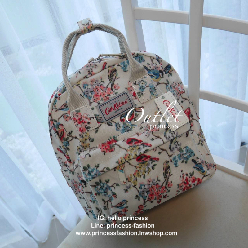 CATH KIDSTON MINI BACKPACK กระเป๋าสะพายเป้รุ่นมินิ วัสดุ PVCกันน้ำ สามารถเช็ดทำความสะอาดได้ เปิดปิดด้วยซิปสะดวกใช้ ด้านหน้าประดับโลโก้ cath Kidston พร้อมช่องซิปด้านนอกใส่กระเป๋าสตางค์ มือถือได้ ด้านในมีช่องซิป สามารถใส่ipad ได้สวยคลาสิคน่ารักน่าใช้ สาวๆที