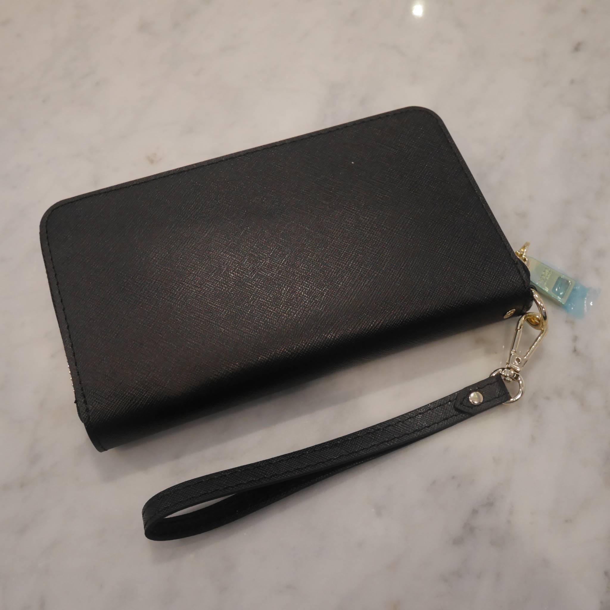 New arrival ! รุ่นที่รอคอย เข้าแล้วค้า กับ Prada Wallet Saffiano กระเป๋าสตางค์ซิปรอบ รับทรัพย์ **พร้อมสายคล้องมือ เปิดปิดด้วยซิป อะไหล่ทอง ปั้มแบรนด์ ทั้งใบ **จุดเด่น มีช่องใส่มือถือ ได้ถึง iphone7+ ใส่บัตรได้หลายช่อง ด้านในมีช่องซิปแยกอีก1ช่อง แถมยังมี ช