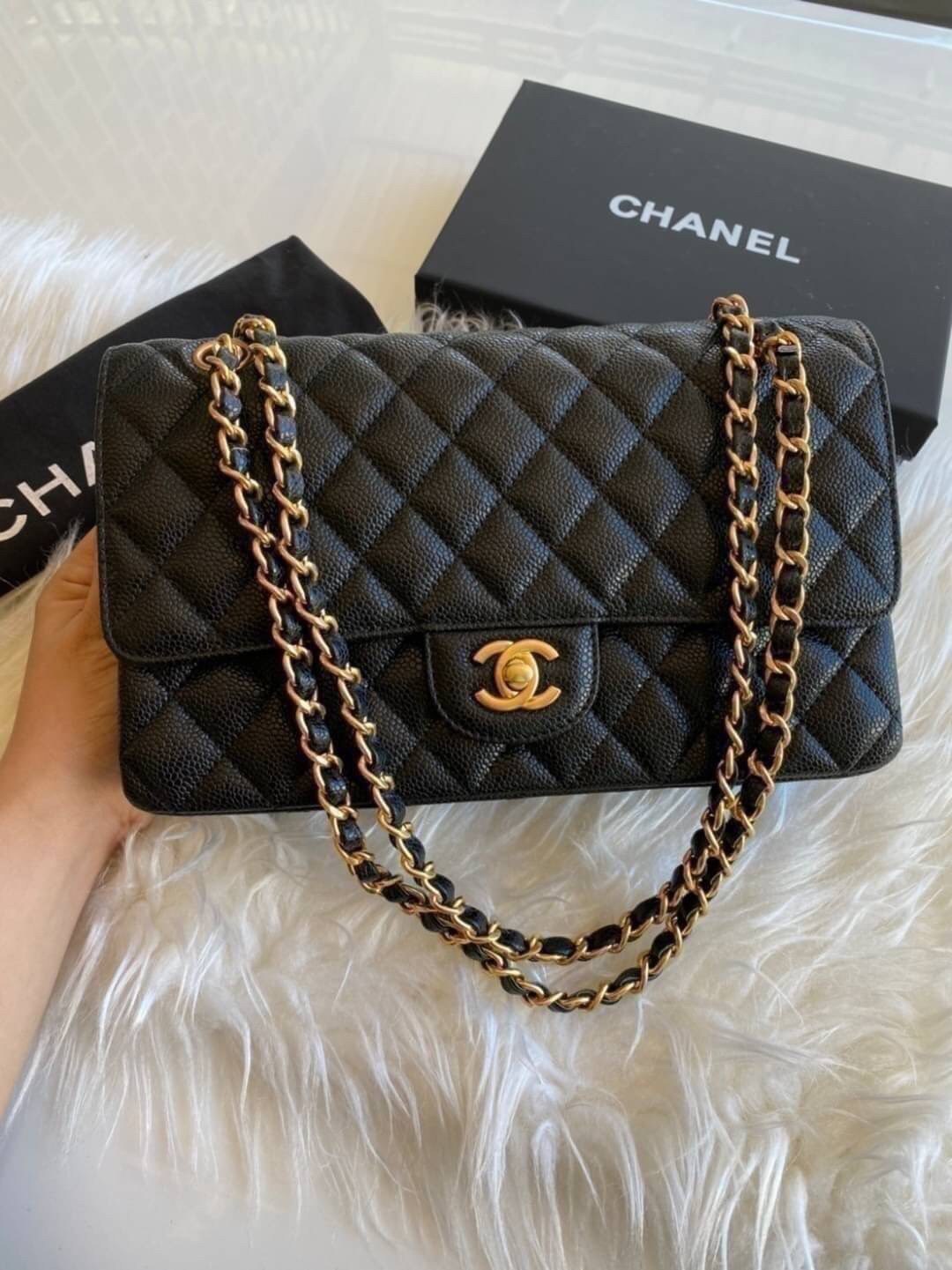 VIP GIFT 】หนังแท้ CHANEL Classic black caviar (อะไหล่เงิน/ทอง) กระเป๋าสะพาย LOOK Cool ใบนี้ ไม่มีถือว่า Out มากๆ ไม่ต้องพูดถึงความสวยเยอะ เพราะยอดขายถล่มทลาย ไม่มีไม่ได้แล้วค่าา